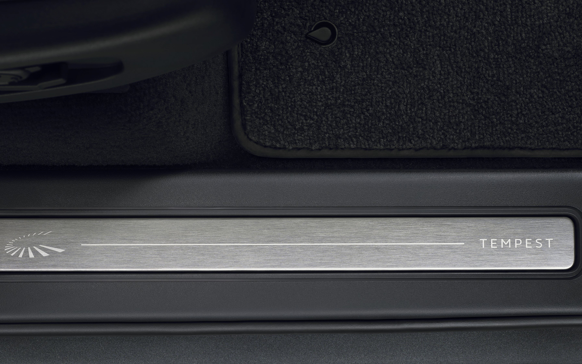 「TEMPEST」専用グラフィックが、ドアピラー、トレッドプレート、インテリアフィニッシャー、パドルランプに入る