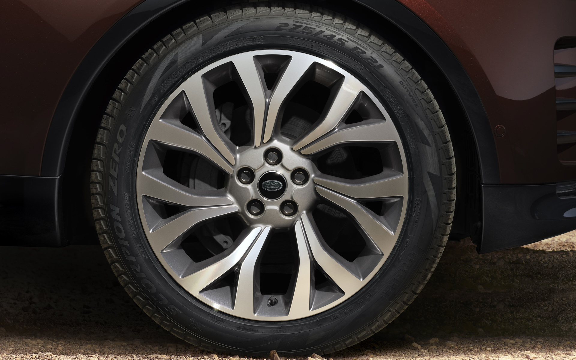 21インチ“スタイル7001”アロイホイール（グロスライトシルバー、ダイヤモンドターンドフィニッシュ）