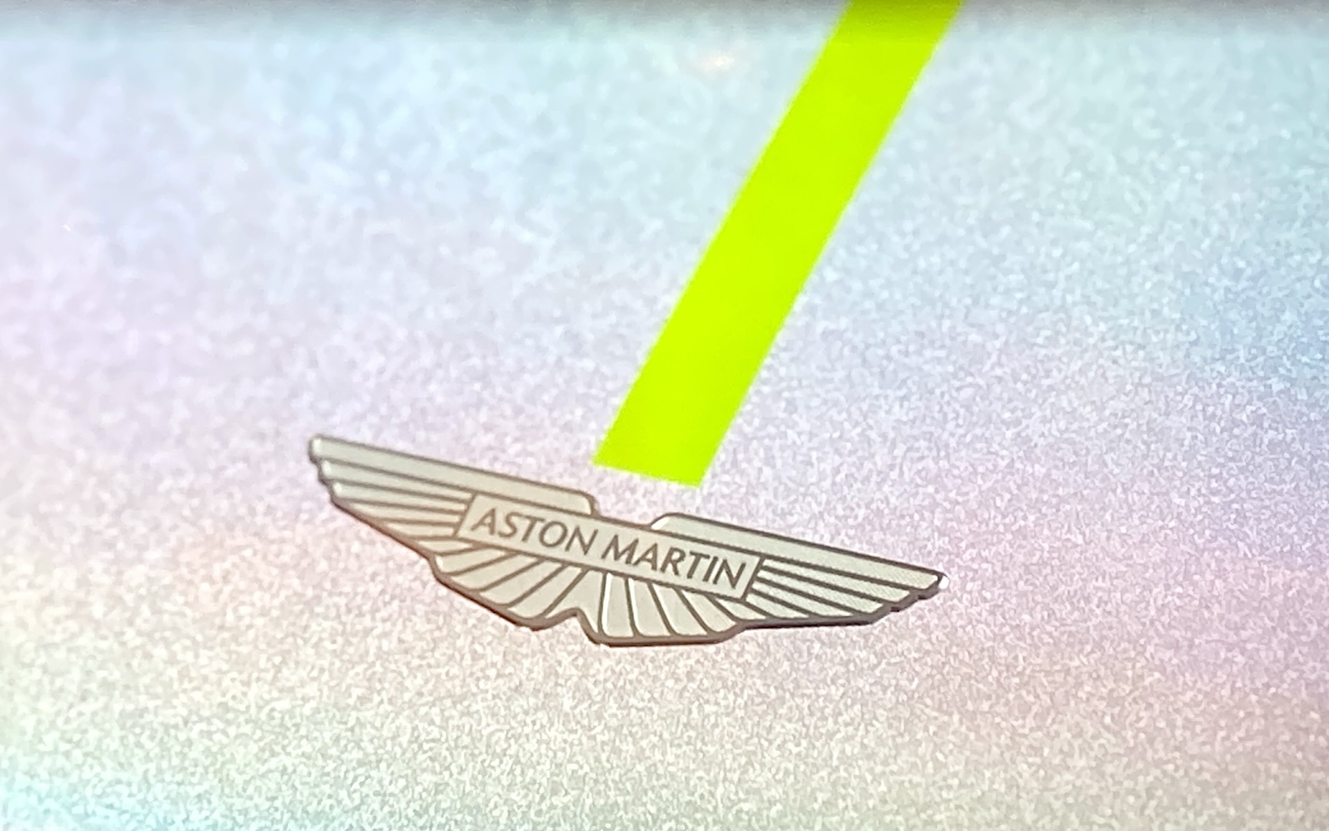 わずか40ミクロン厚の塗装膜の中に埋め込むことで、既存のジュエリーのようなエナメル加工のバッヂより99.4％もの軽量化を実現したという