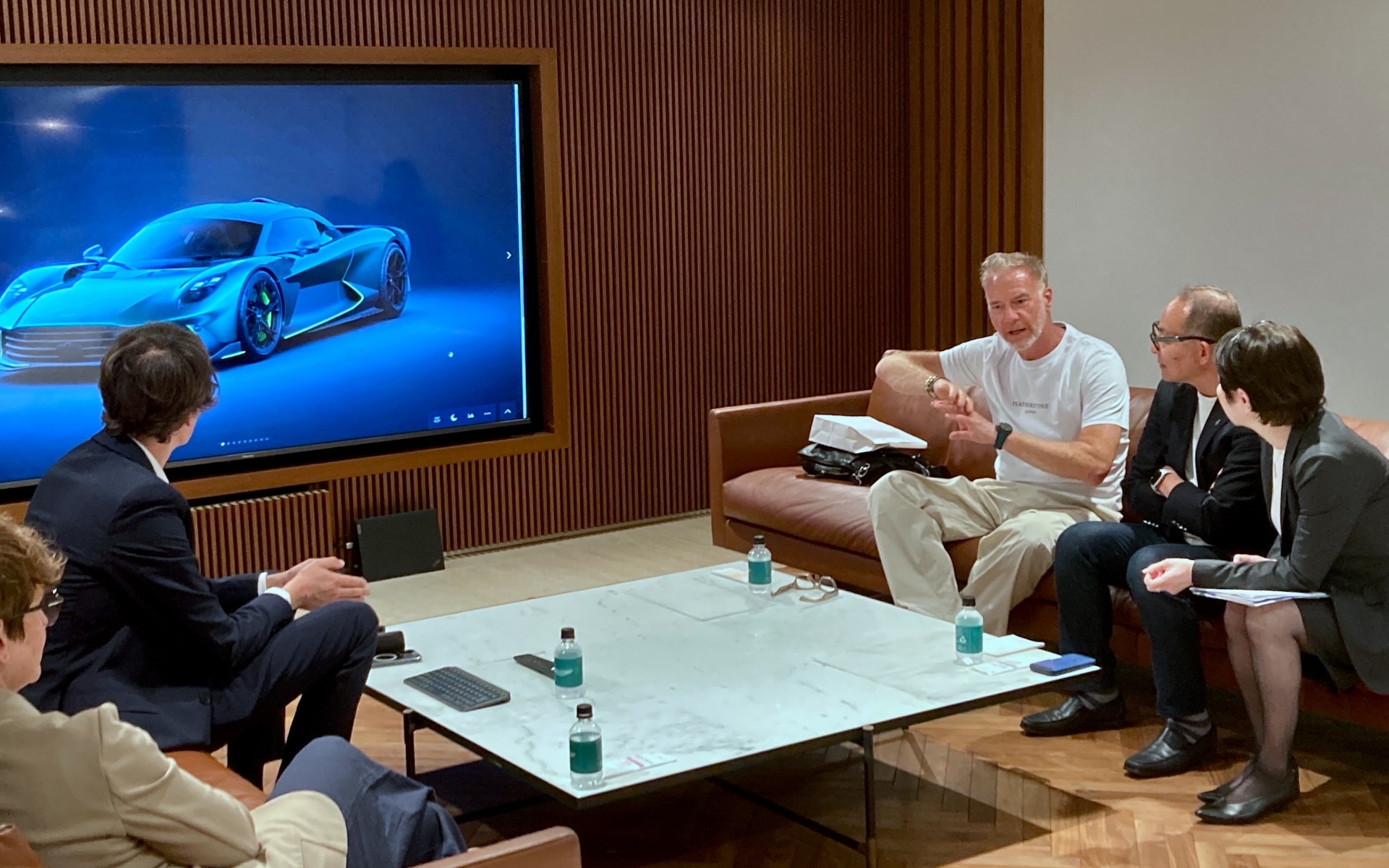 店内にある大型スクリーンを前にライヒマンさんと私が座り、反対側に座るヘッド・オブ・Qのサム・ベネッツ氏がオーダーに応じて画面にそれを反映していく