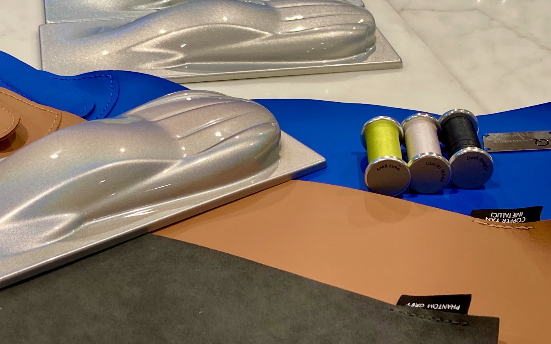 画面だけでなく、目の前には選んだカラーで塗装した模型や、レザーやステッチの見本が並べられる