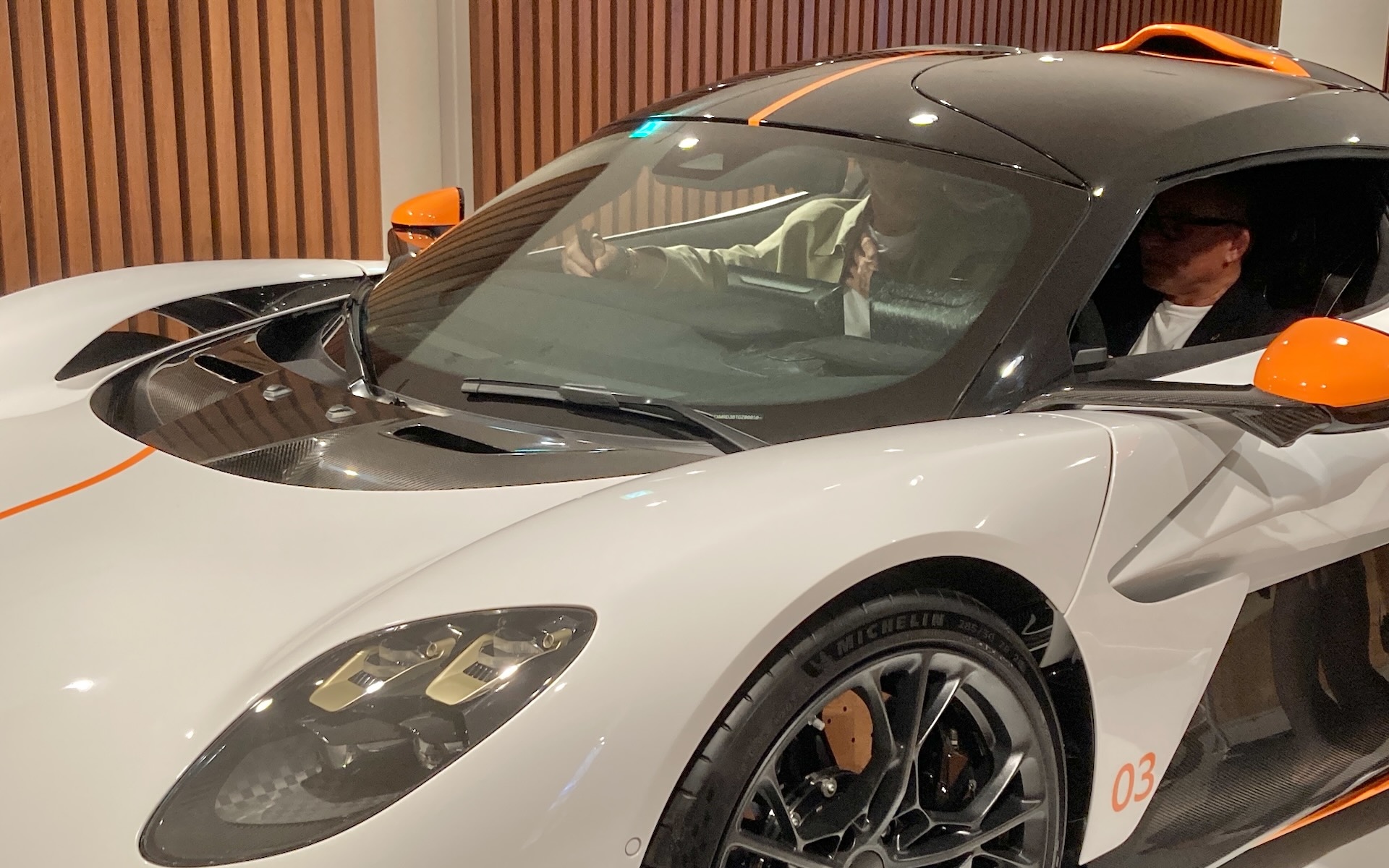 実車に乗り込み。ライヒマンさんから説明を受ける。コックピットはお尻の位置より膝の位置が高く、F1さながらのドライビングポジションとなる