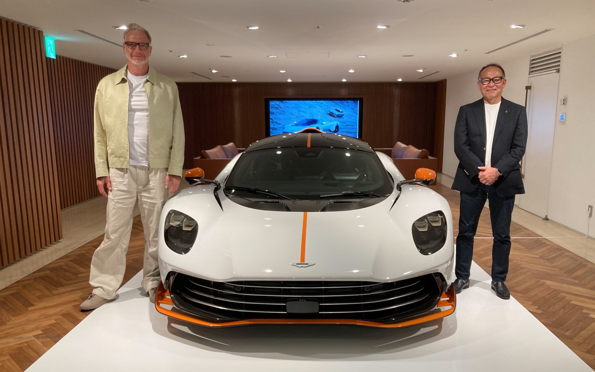 アストンマーティン チーフクリエイティブオフィサーのマレク・ライヒマン氏と筆者とPHEVスーパーカー「ヴァルハラ」