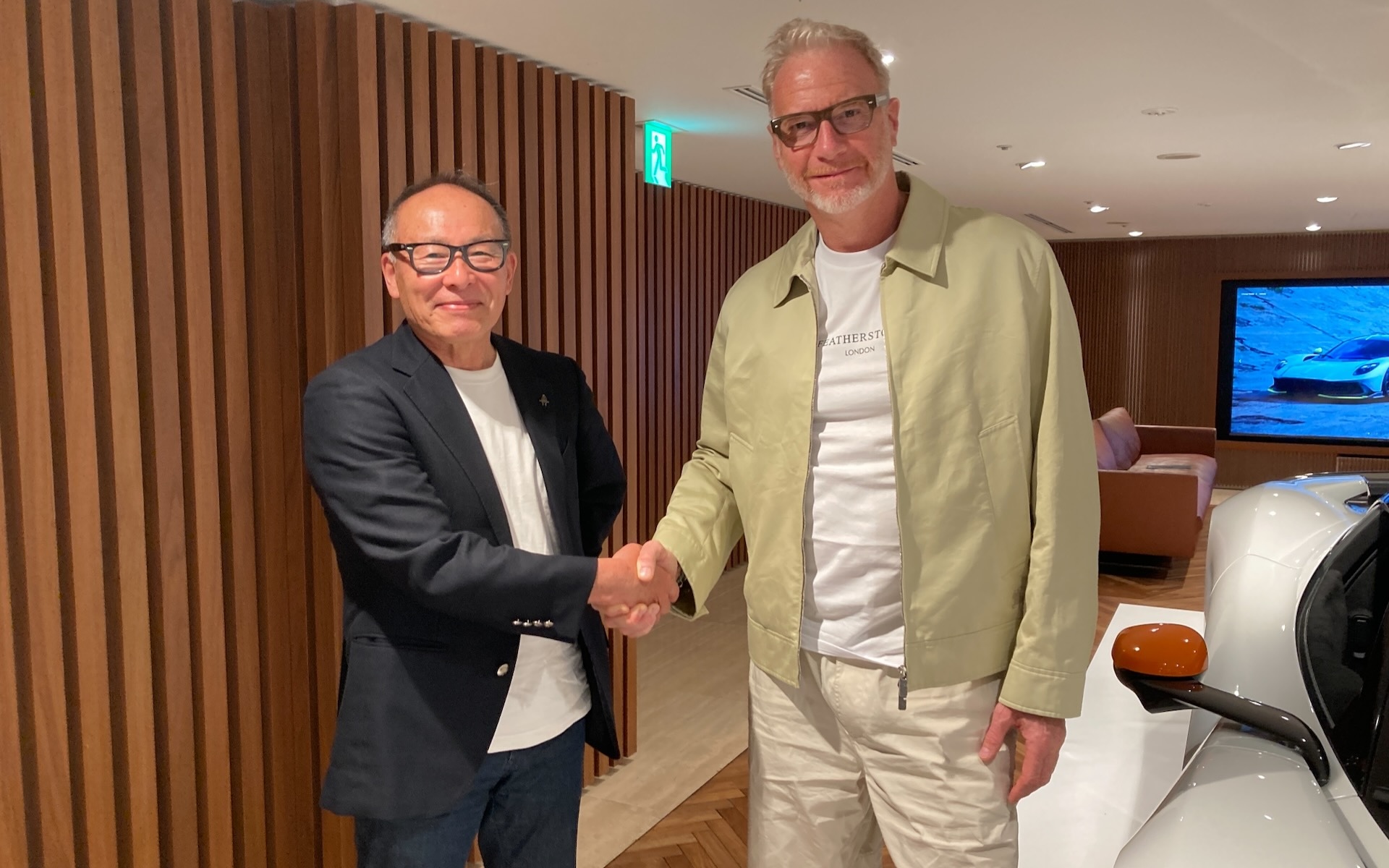 インタビュー後に握手を交わした筆者