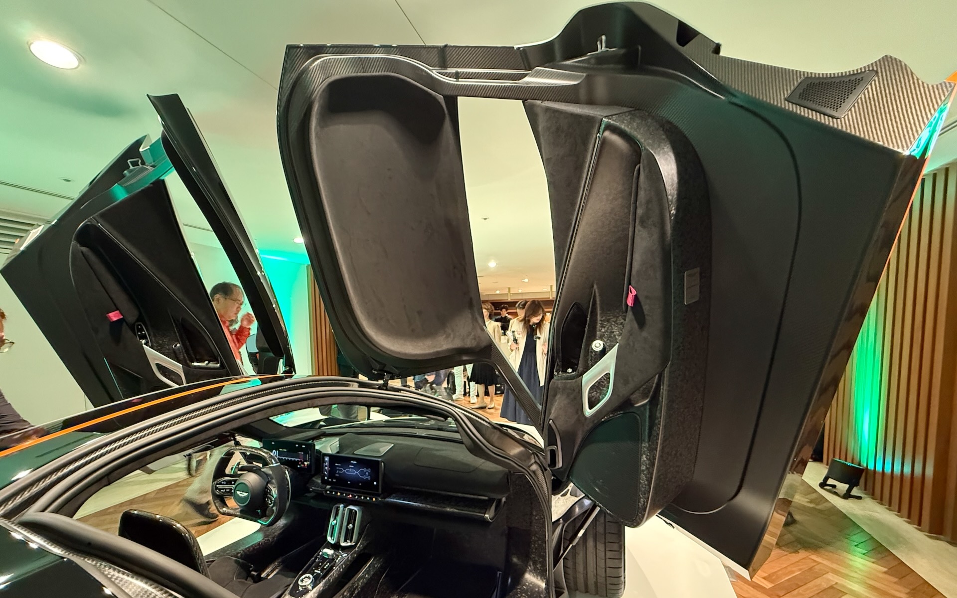 ドアは跳ね上げ式