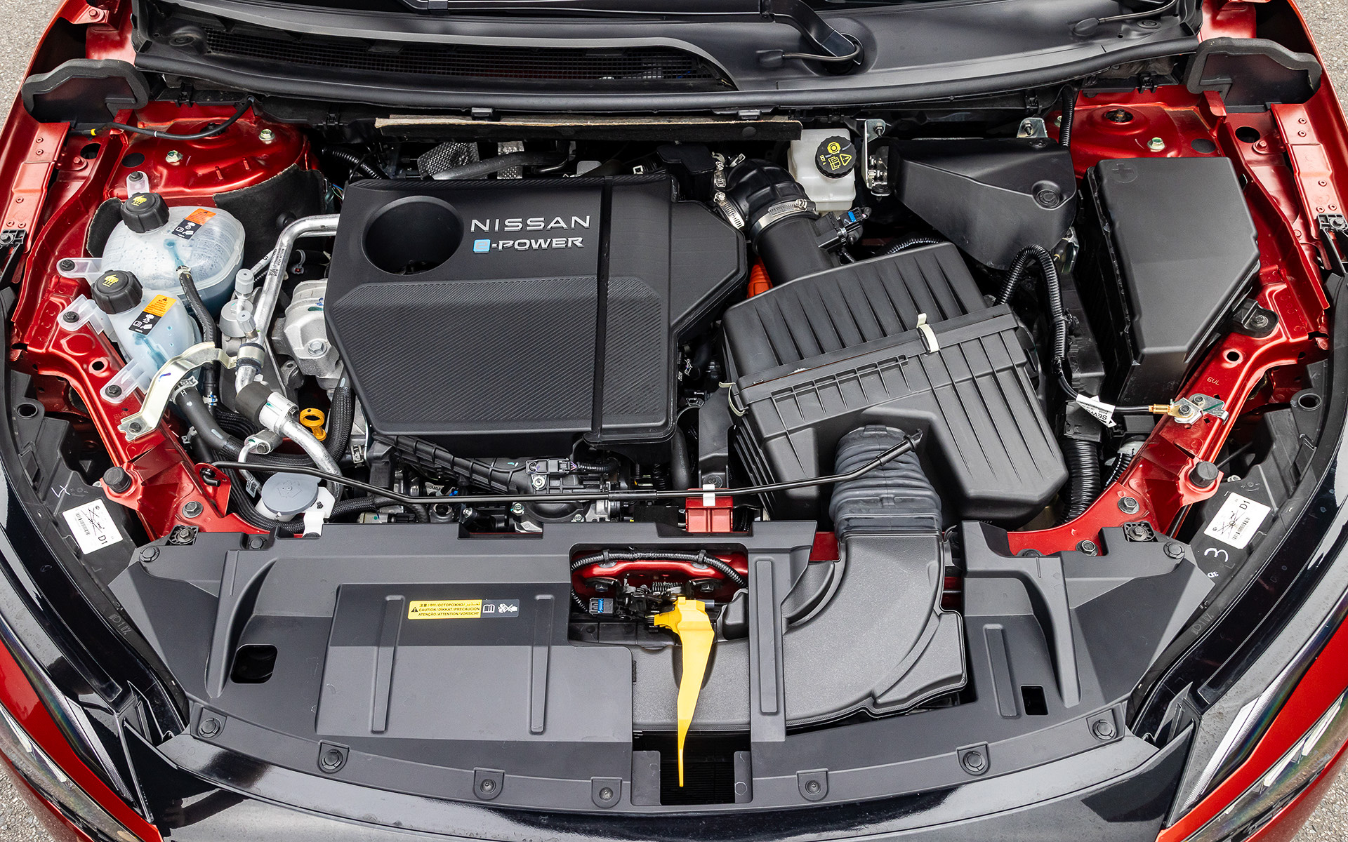 上が第2世代e-POWERの直列3気筒1.2リッターエンジン、下が第3世代e-POWERの直列3気筒1.5リッターターボエンジン。第3世代e-POWERでは発電特化型エンジンとしてSTARC燃焼、大量EGR、高圧縮比、低フリクション、ロングストローク、大型ターボ、ミラーサイクルを採用。そのほかスペックなどの詳細は今回明かされていない