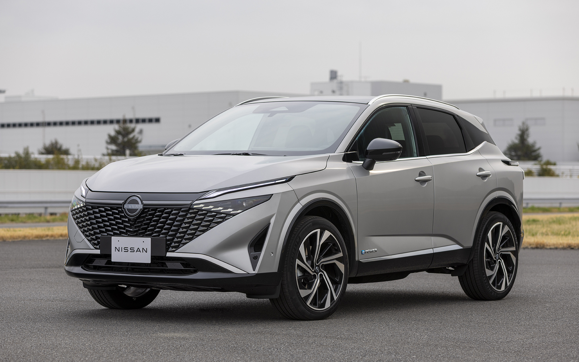 第3世代e-POWERを搭載したキャシュカイベースの試作車。欧州市場で展開するキャシュカイは2024年4月に大幅改良を実施しており、全面的に刷新したグリルデザインは日本古来の甲冑の鱗模様から着想を得たといい、ハイグロスブラックで塗装された数十個の高光沢の立体的なエレメントで構成された