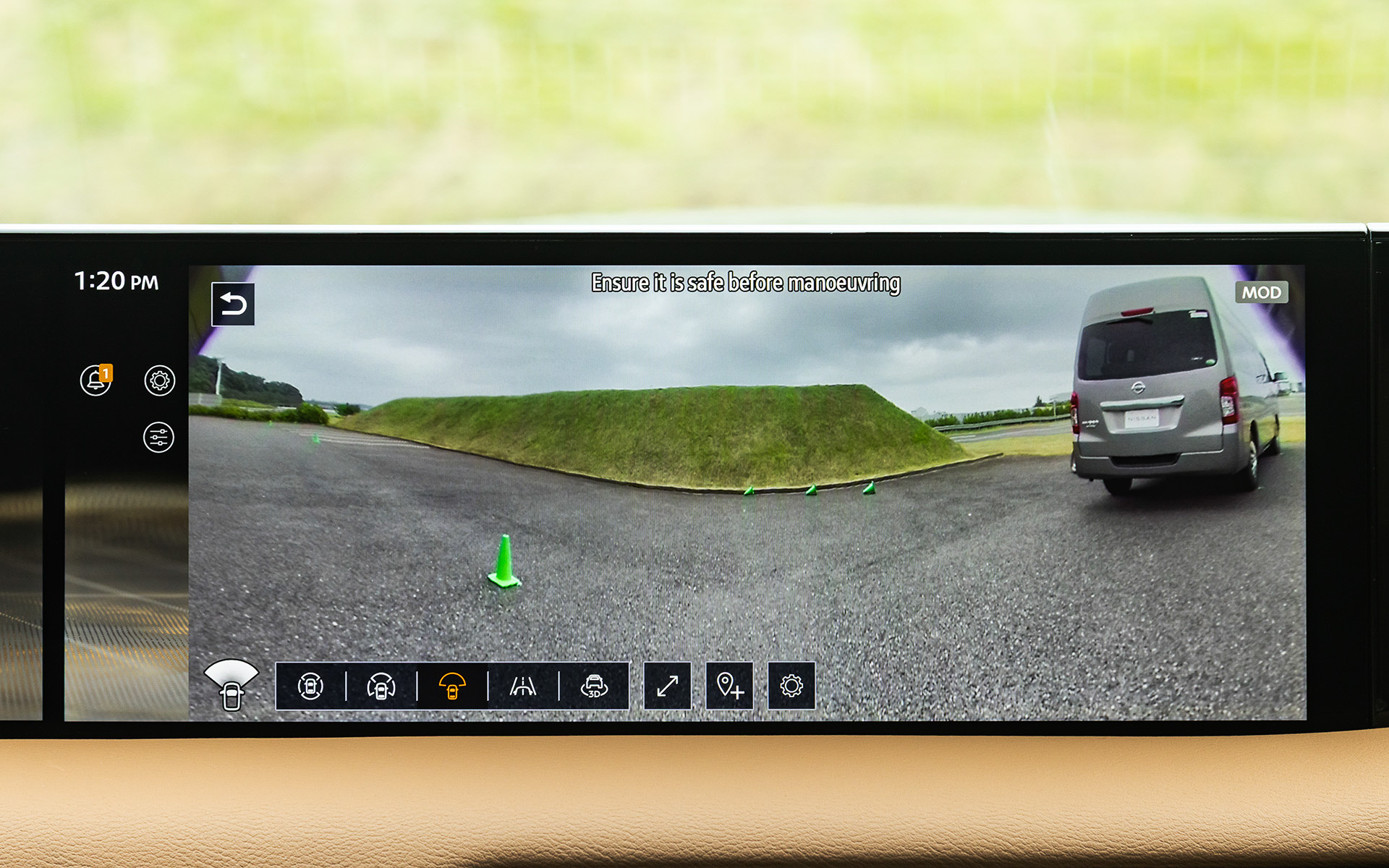 2つの14.3インチのディスプレイを配したインフォテインメントシステムは、Google ビルトインを搭載した日産コネクト2.0を採用。「ウルトラ ワイドビュー」により視野は170度にまで拡大でき、「インビジブル フードビュー」により車両の真下を透過して確認できる