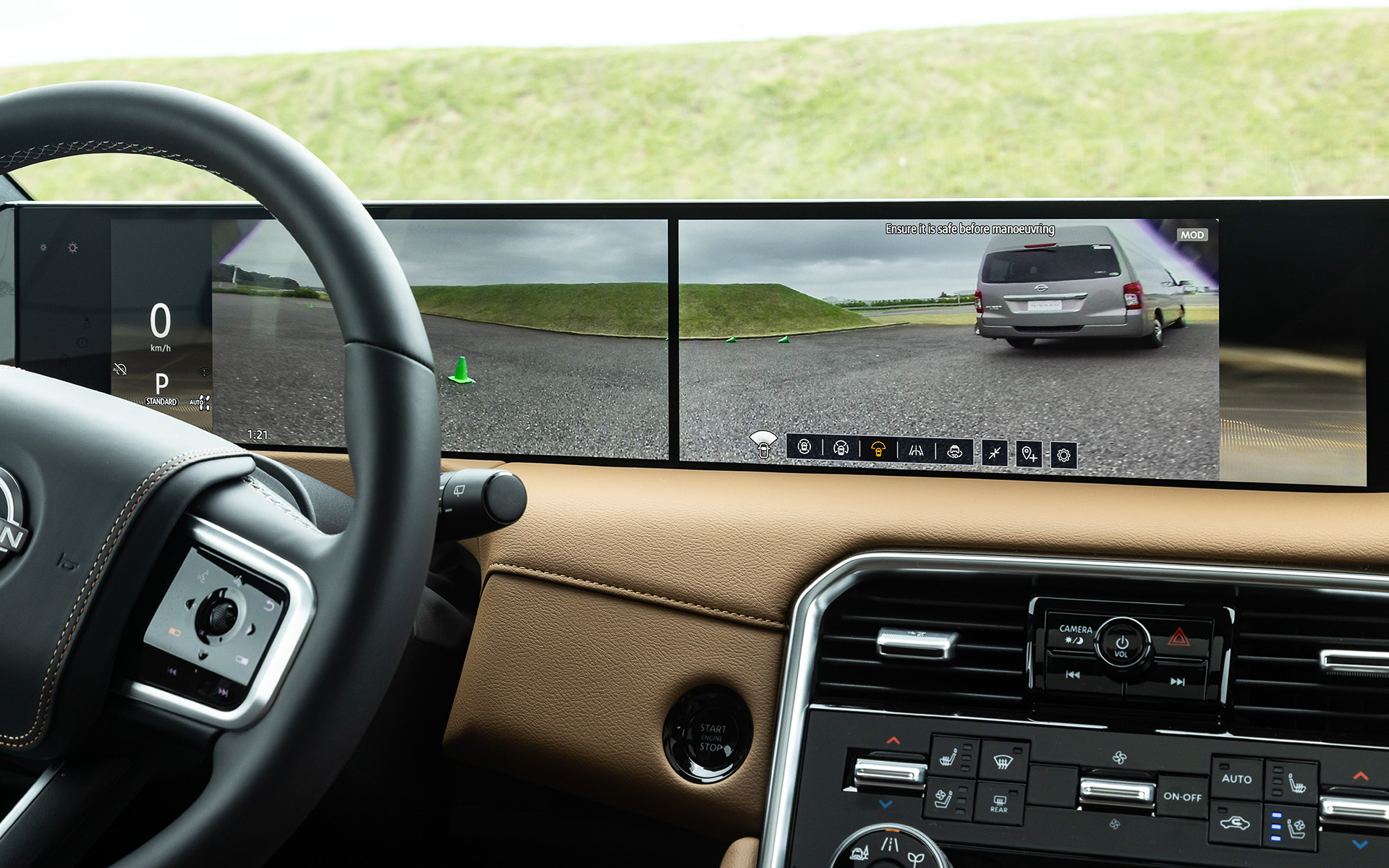 2つの14.3インチのディスプレイを配したインフォテインメントシステムは、Google ビルトインを搭載した日産コネクト2.0を採用。「ウルトラ ワイドビュー」により視野は170度にまで拡大でき、「インビジブル フードビュー」により車両の真下を透過して確認できる