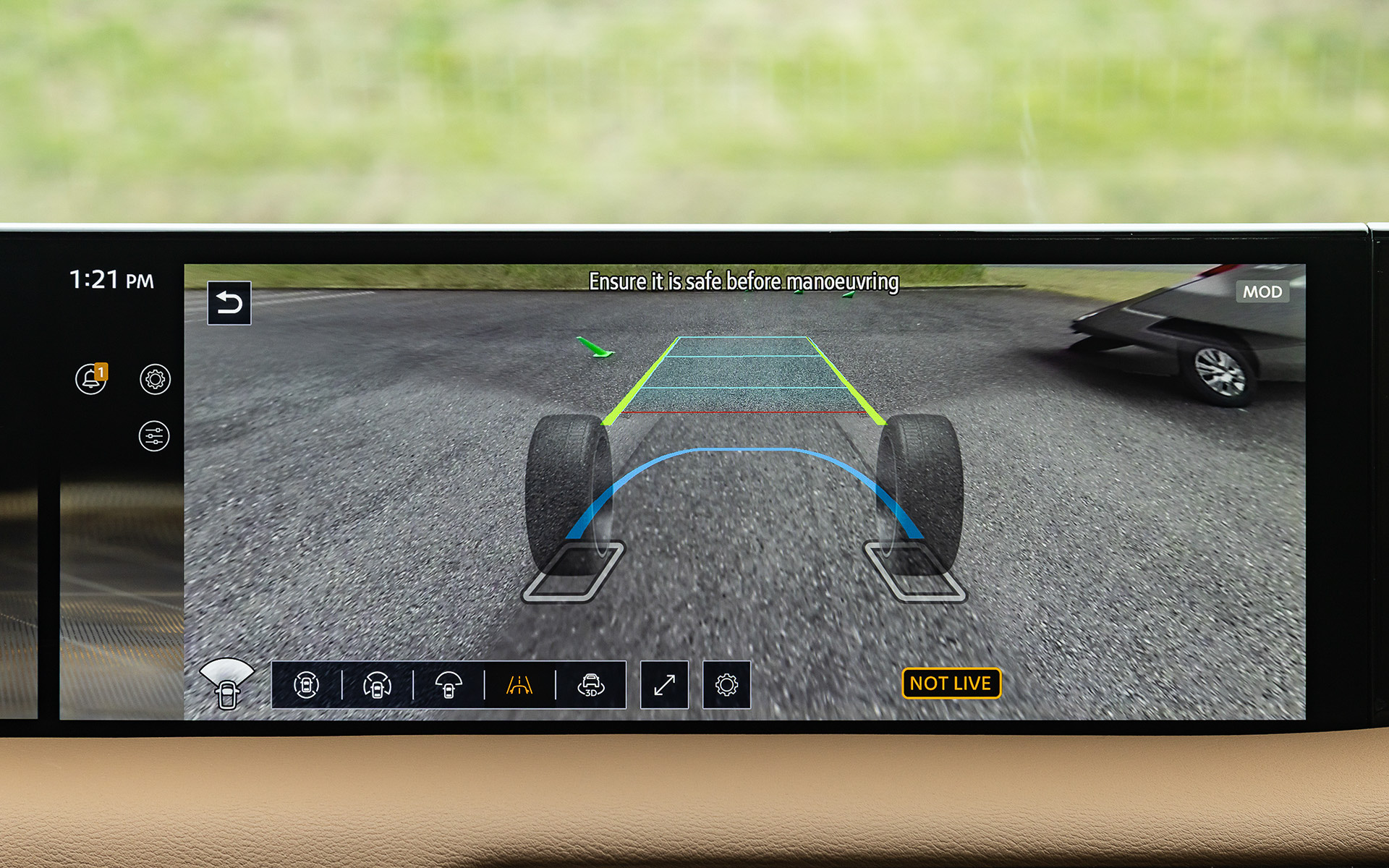 2つの14.3インチのディスプレイを配したインフォテインメントシステムは、Google ビルトインを搭載した日産コネクト2.0を採用。「ウルトラ ワイドビュー」により視野は170度にまで拡大でき、「インビジブル フードビュー」により車両の真下を透過して確認できる