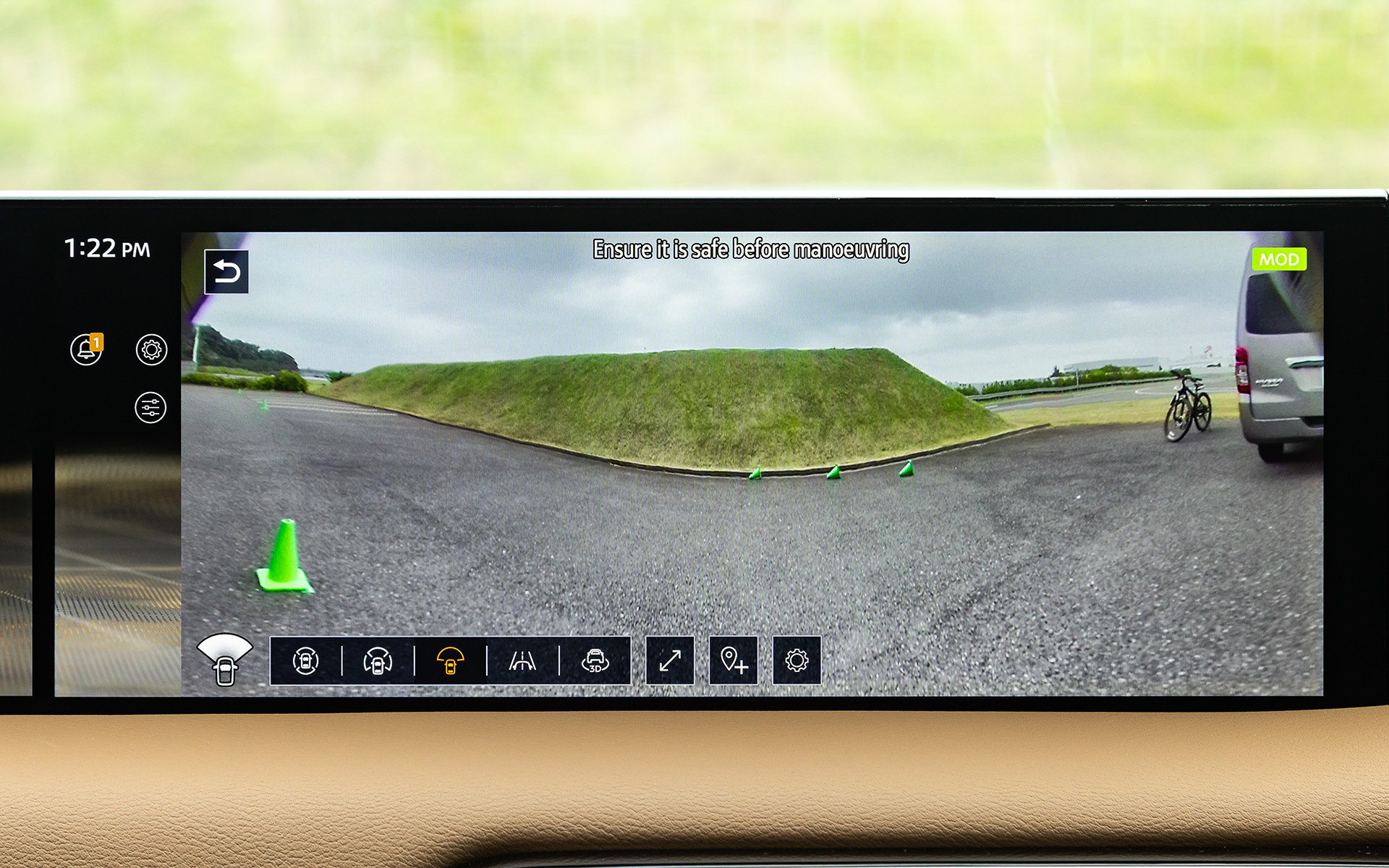 実際、運転席からは車両の陰に隠れる自転車は見えないが、ウルトラ ワイドビューではしっかり確認できた