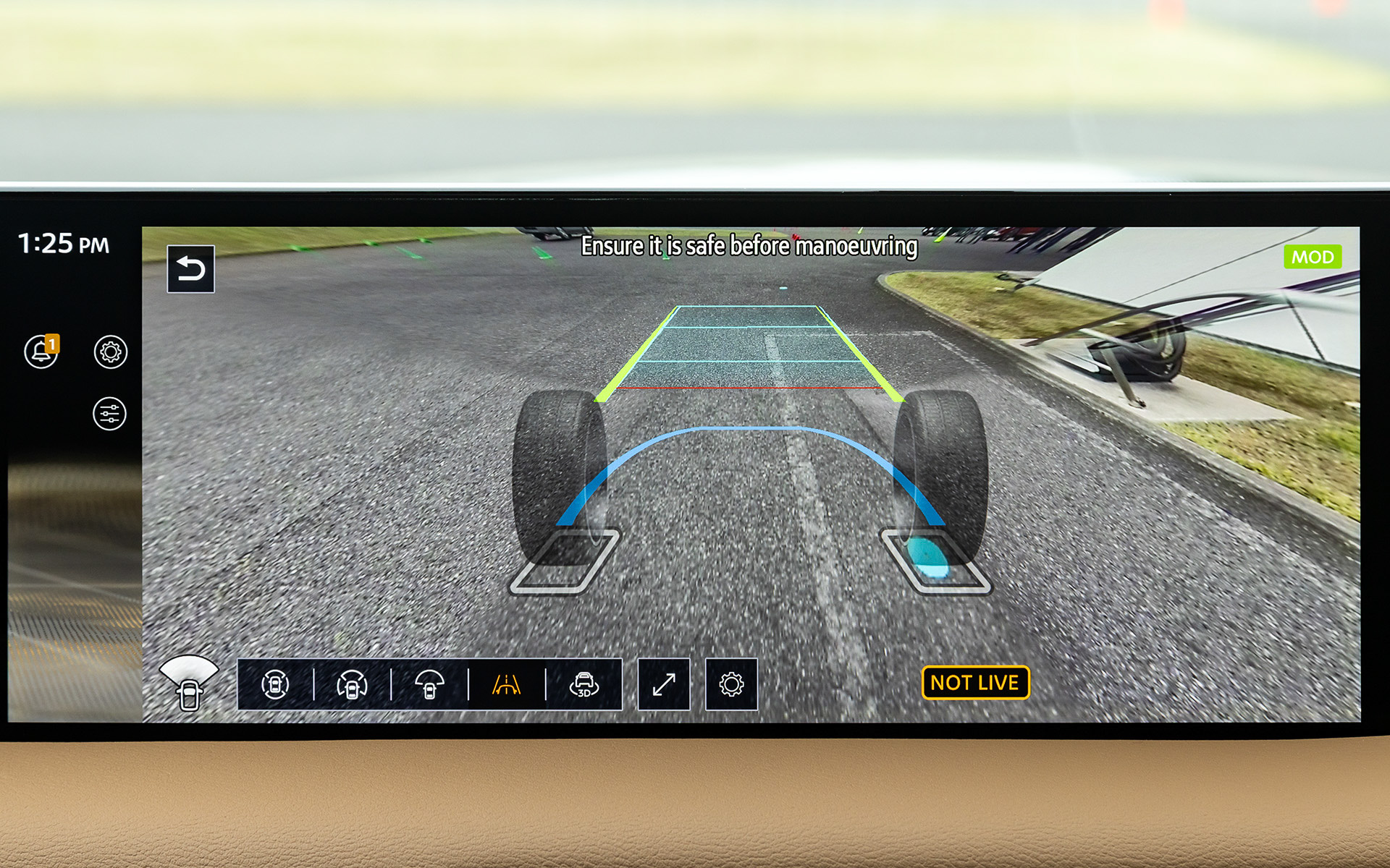 インビジブル フードビューを使えば駐車時などの幅寄せも容易