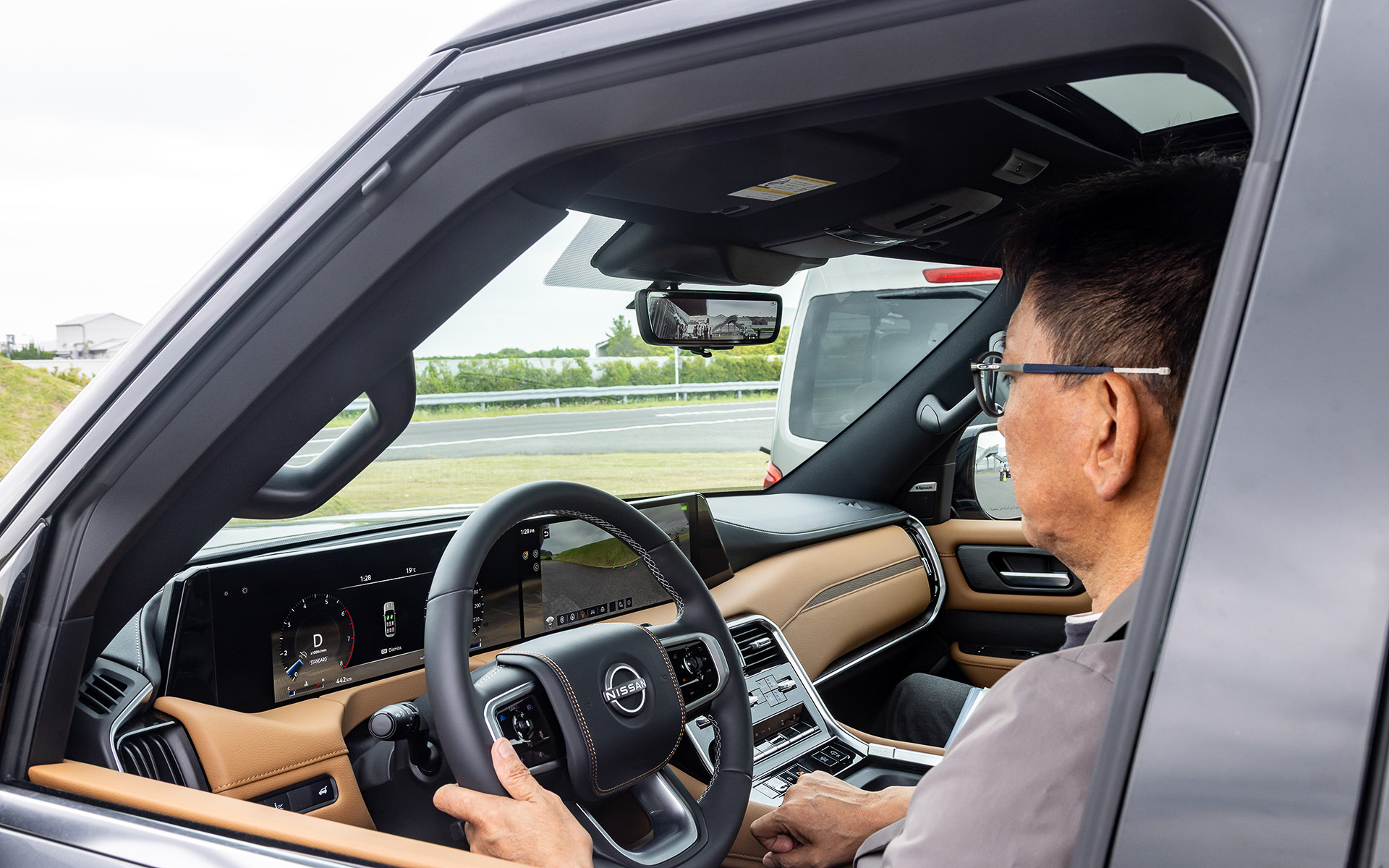 実際、運転席からは車両の陰に隠れる自転車は見えないが、ウルトラ ワイドビューではしっかり確認できた
