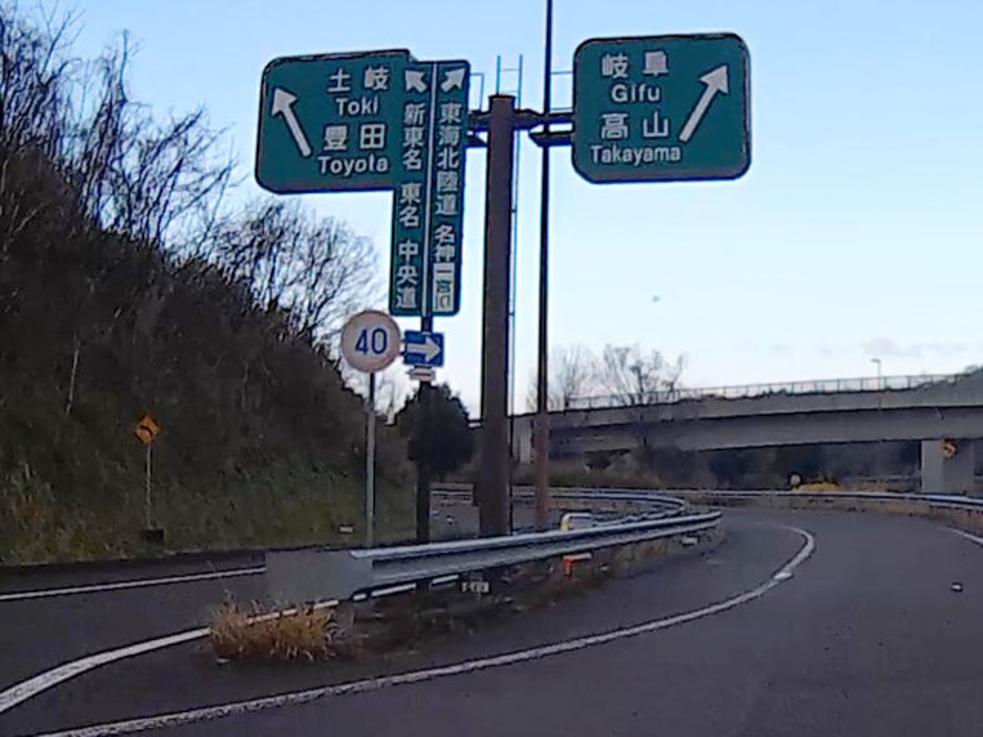 スマホのGoogleマップは右 岐阜方面、カーナビは左 豊田方面を案内した