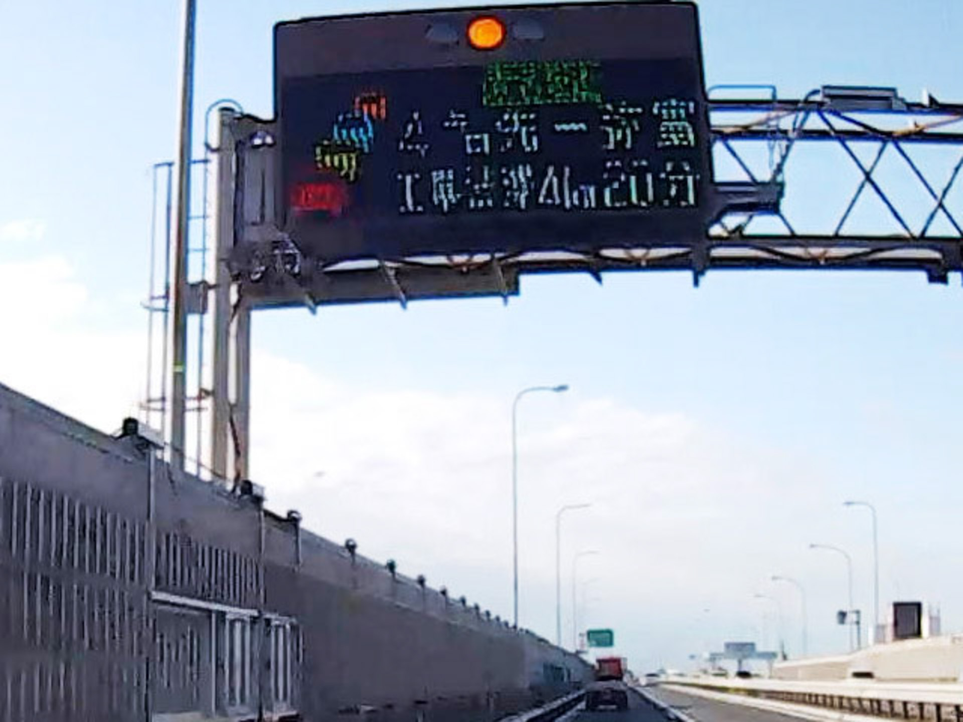 ドラレコの映像はかすれているが、東名阪 4キロ先－弥富 工事渋滞 4km 20分