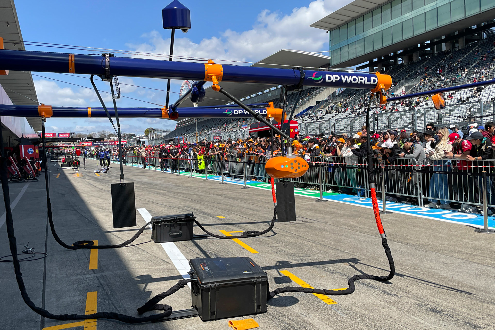 各チームのピット前は人垣