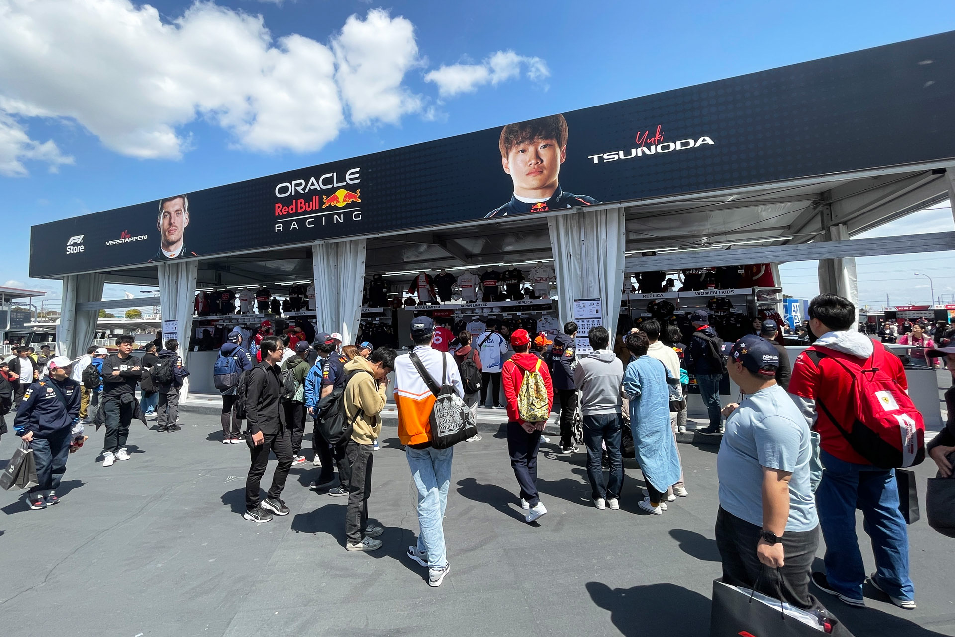 ショップは木曜日から準備万端。角田選手の写真も間に合った