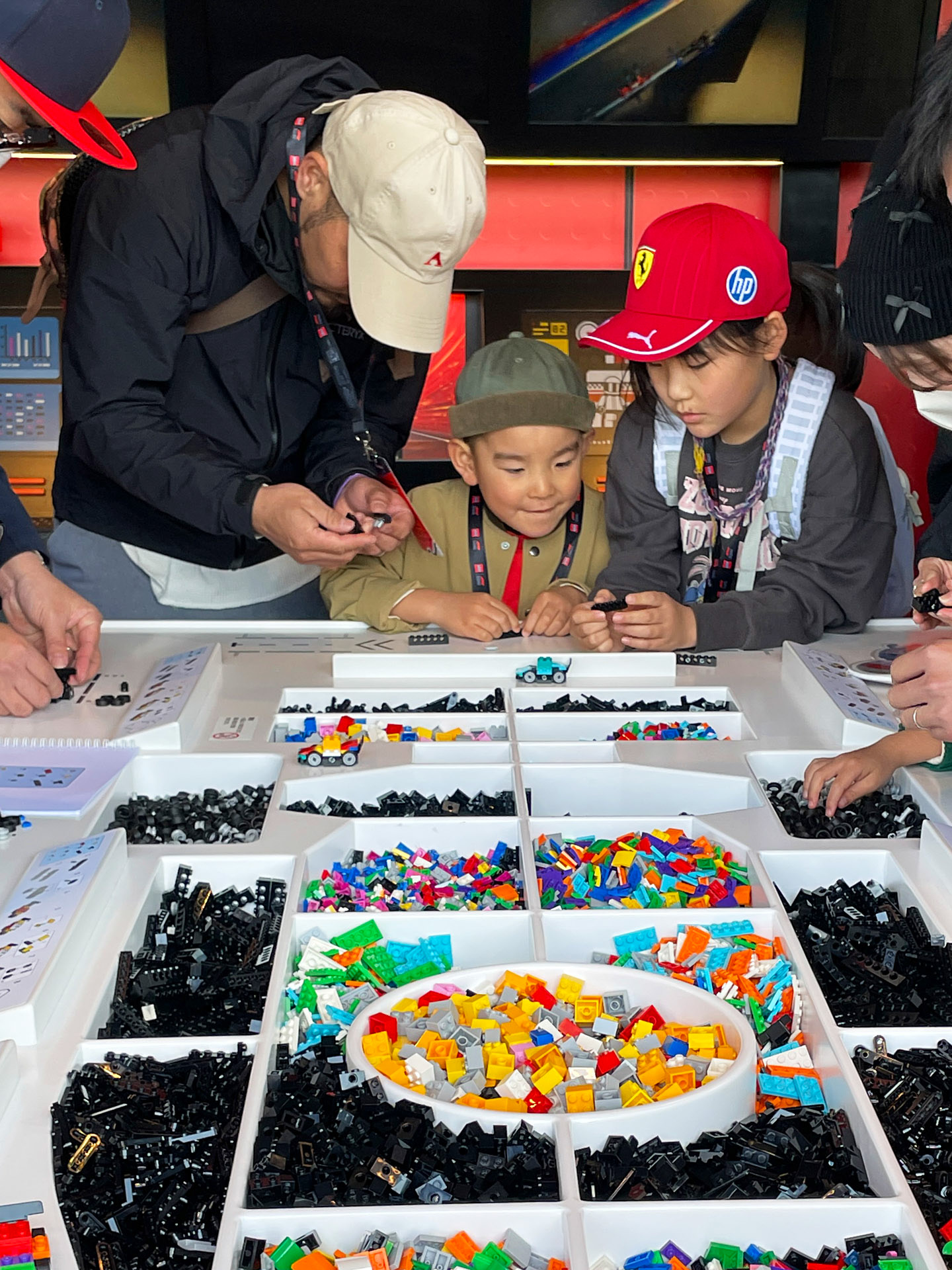 組み立て体験コーナーは家族連れが楽しんでいた