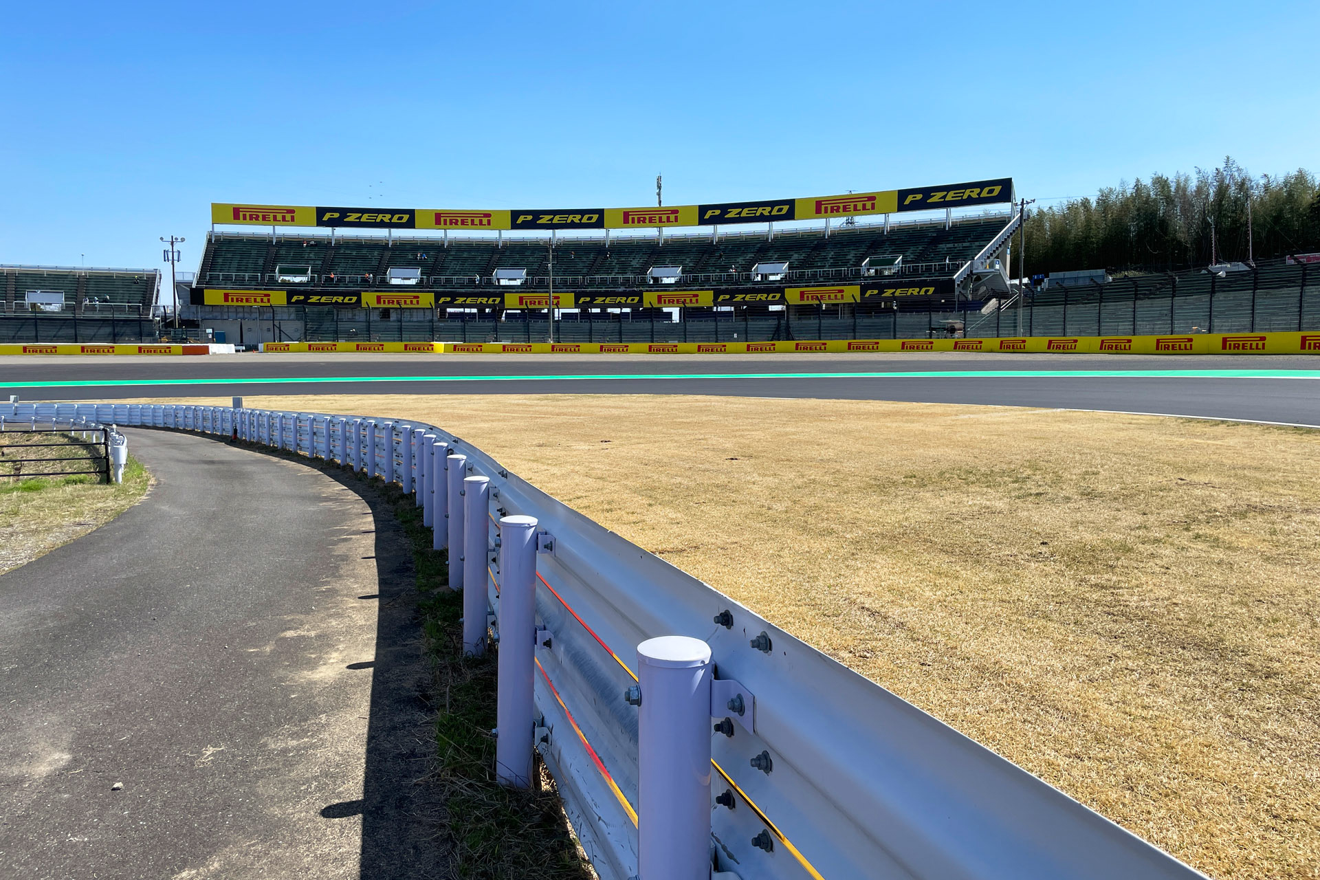 2コーナーのイン側は国内レースは劇感エリアのお客様を優先して撮影禁止。F1では数年ぶりに撮影可となった