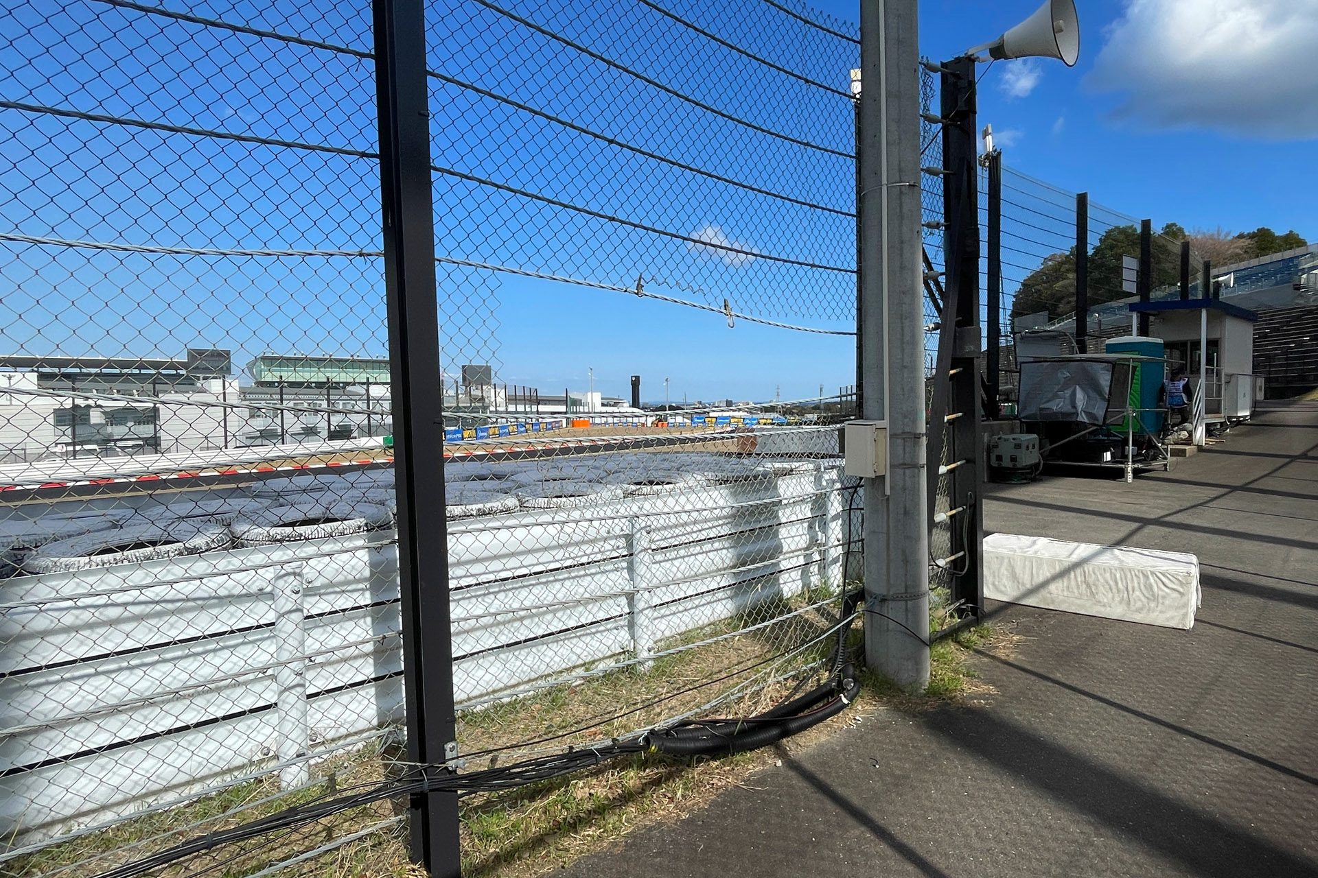 3つ目のカメラホールの位置は高い。右側、ポスト手前の2つ目のカメラホールは国際TV映像が使用している