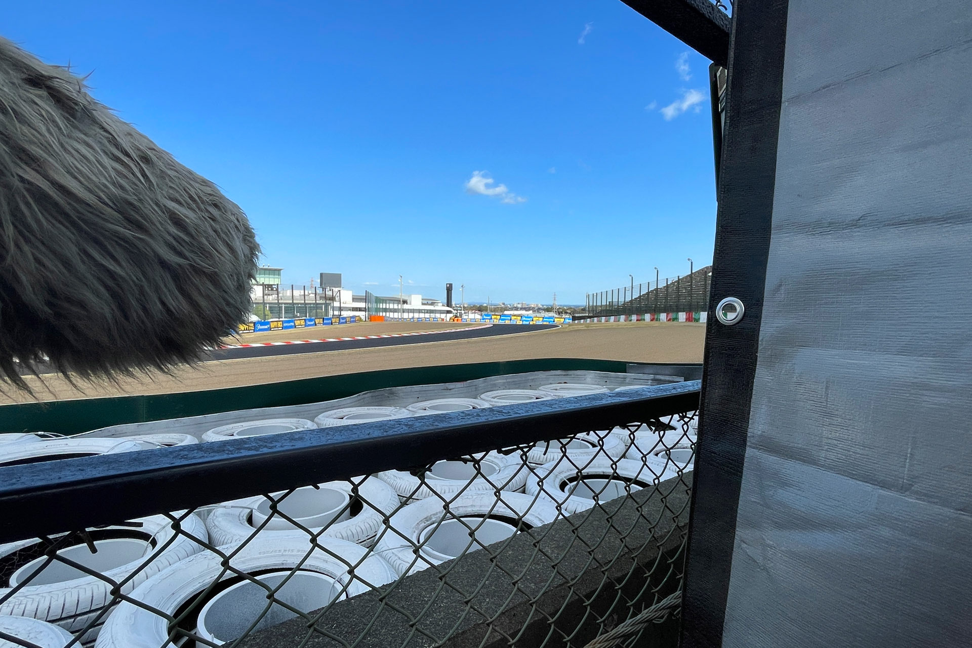 TV映像のテントの脇に少しだけ隙間がある