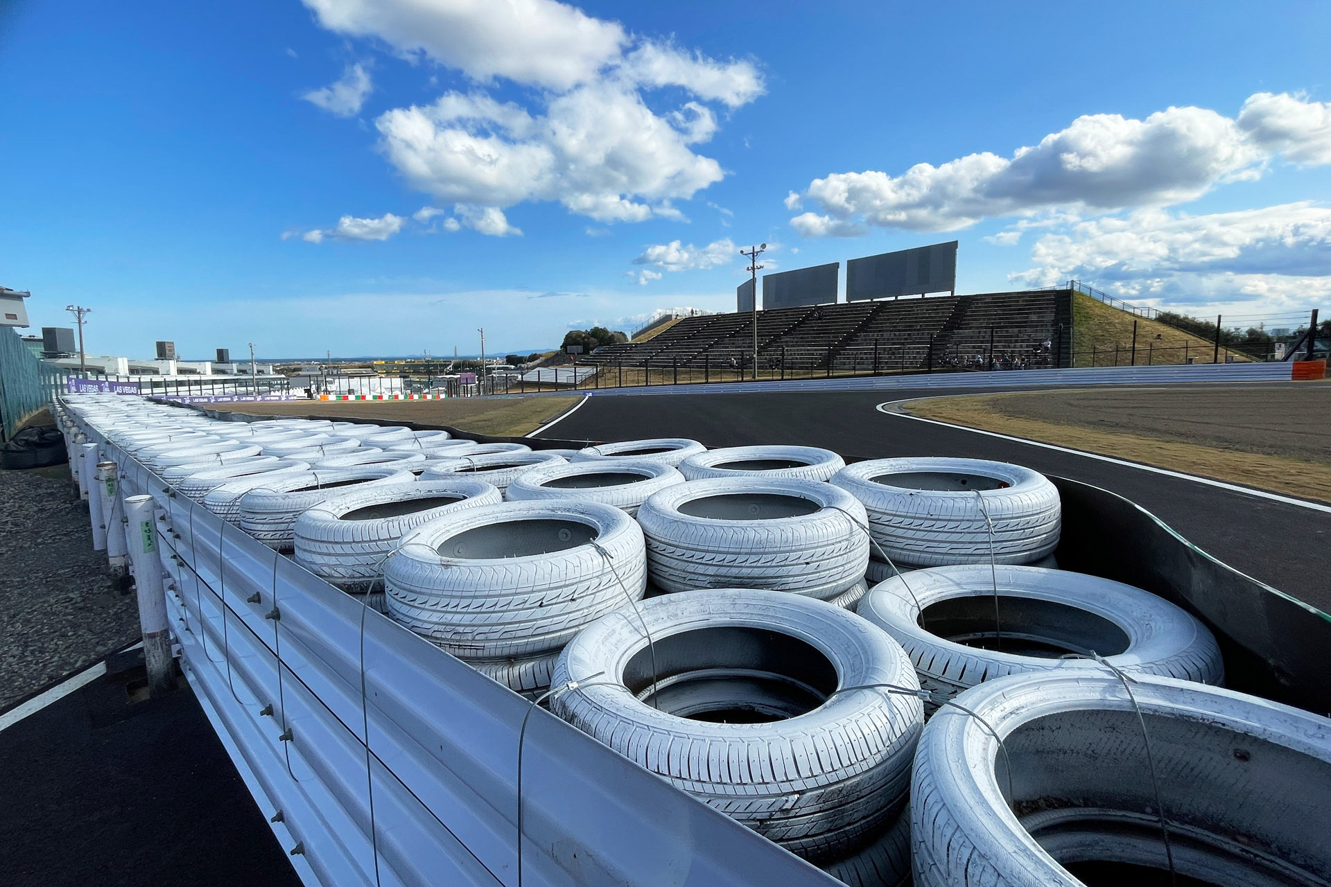 ショートカットを塞ぐ位置にガードレールが設置される