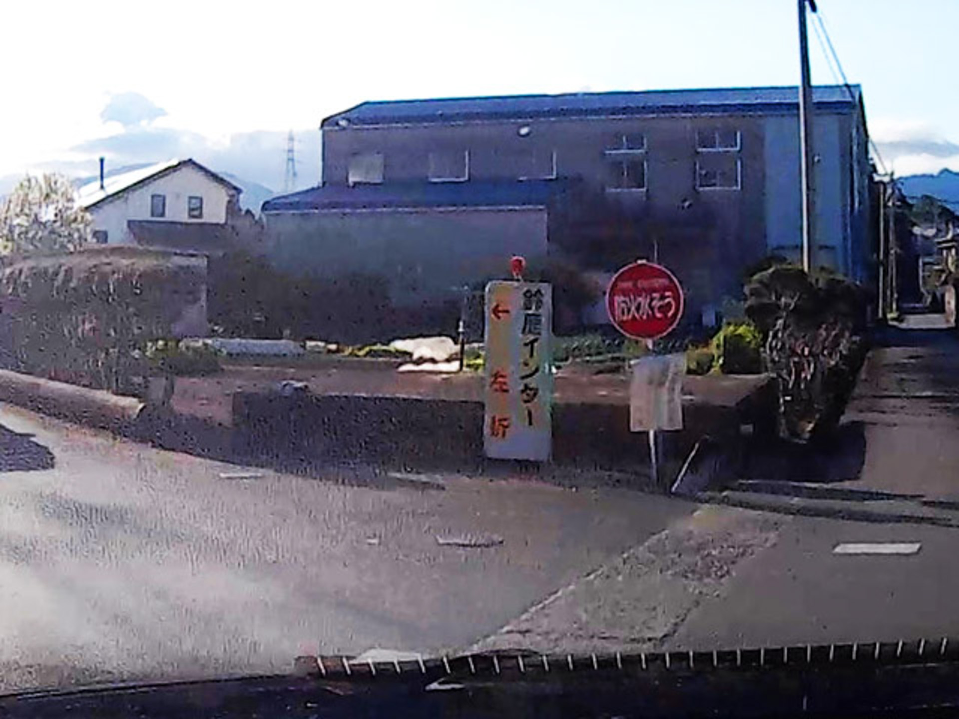 ご丁寧に「鈴鹿インター ←左折」の看板