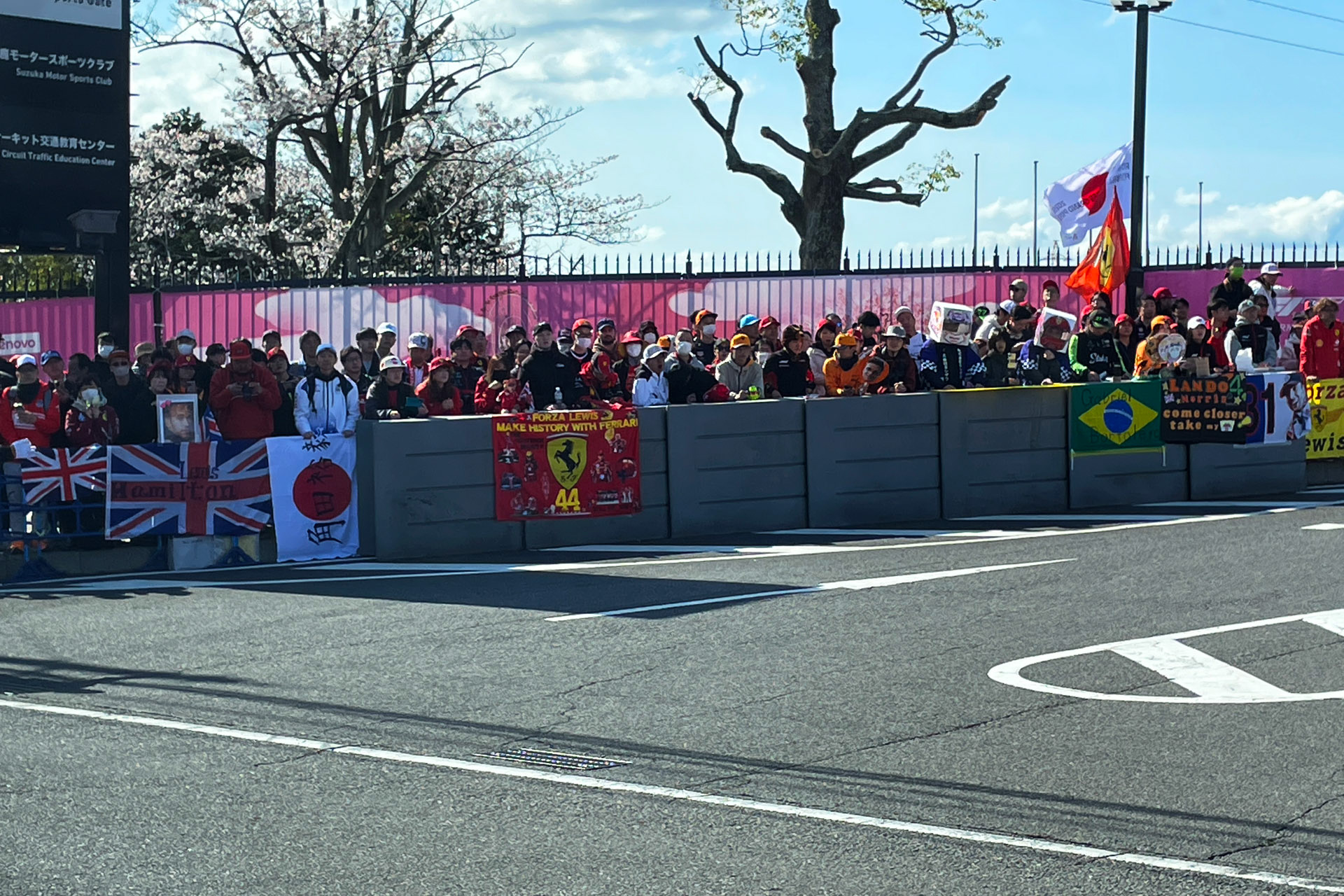 レース関係者の入るスポーツゲートには入り待ちのファン