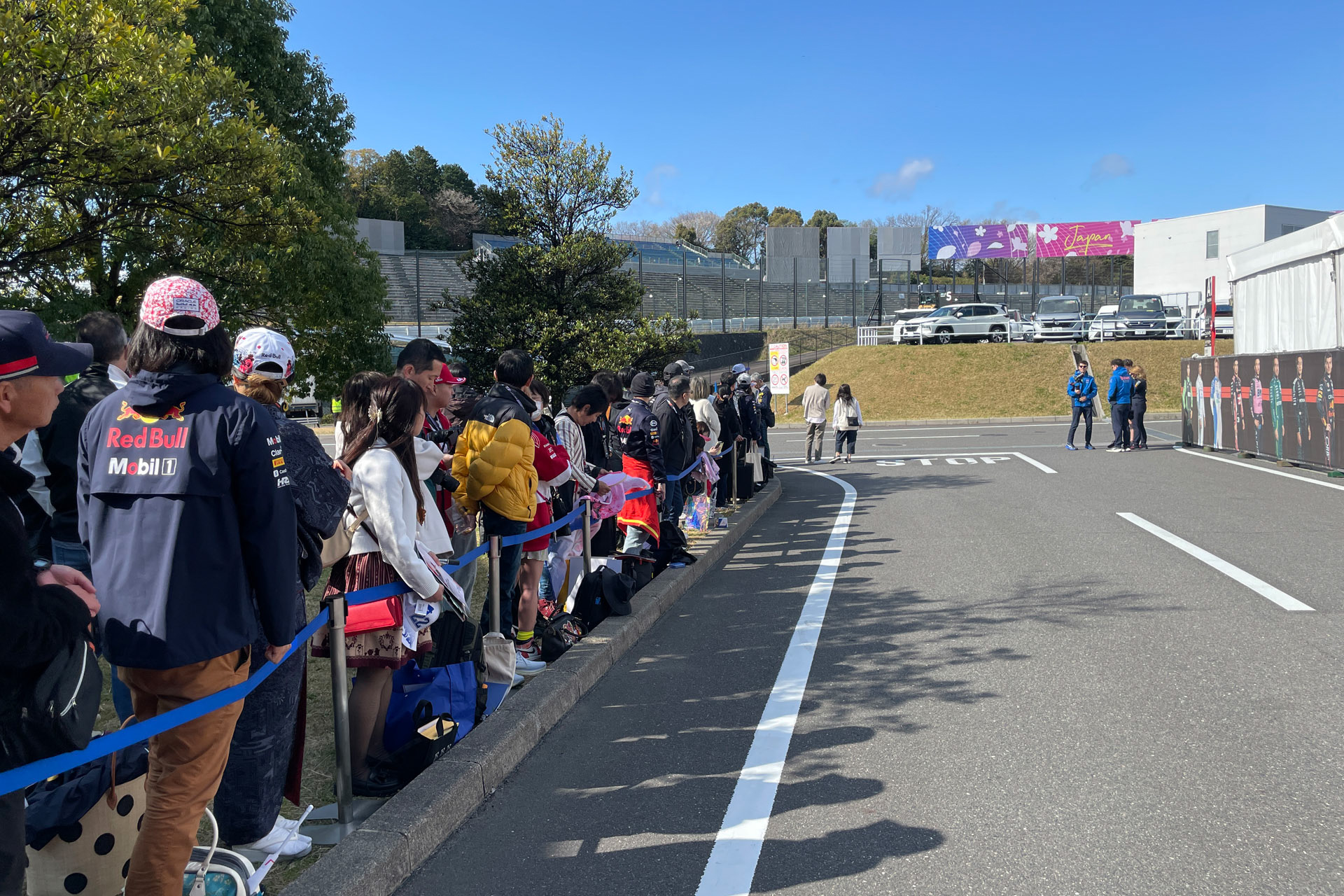 パドックのセキュリティゲート前にも入り待ちのファン