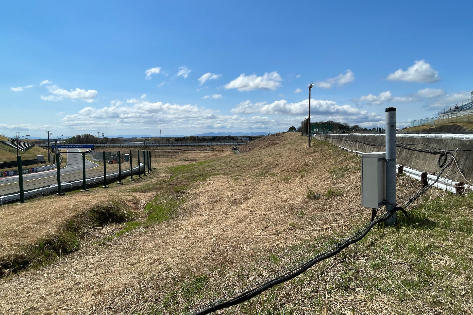 ヘアピンのイン側から右側がスプーン方面、左側がデグナー・立体交差方面、正面が西ストレート