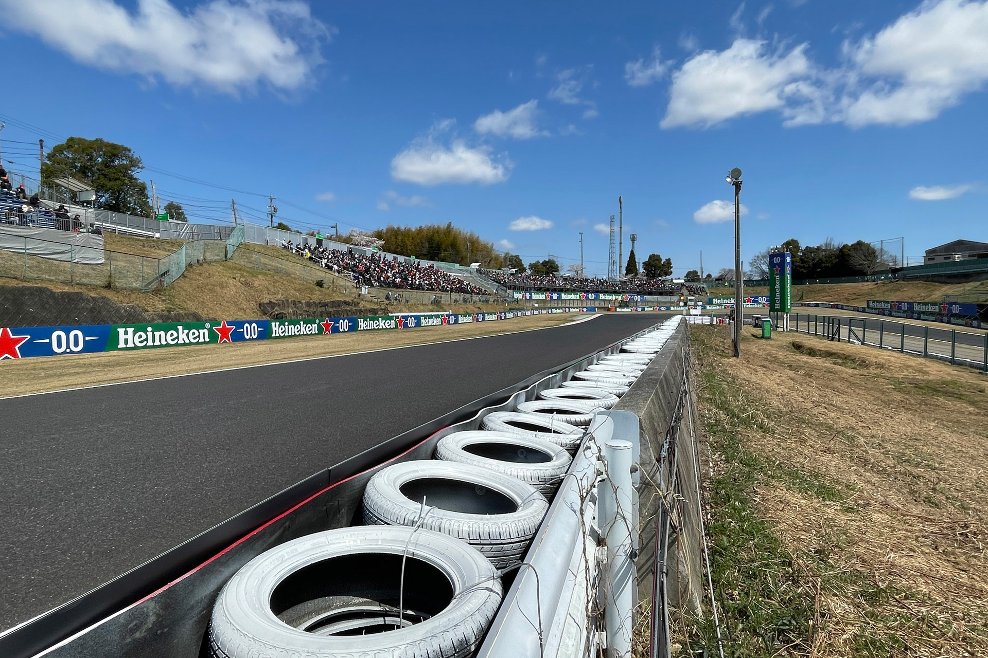 ヘアピンから立ち上がるマシンが正面から撮れそうな場所。撮影ポイントに加えることにした。