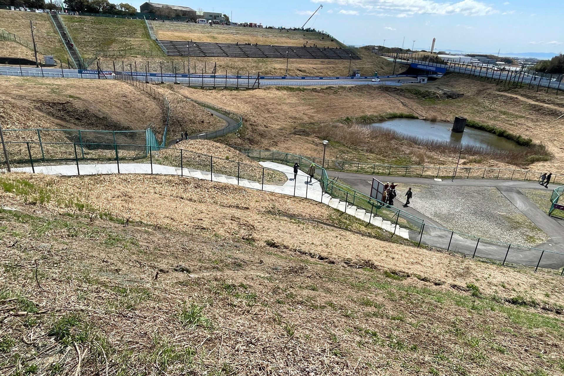 西ストレートゲートからヘアピン立ち上がり（二輪シケイン付近）に通じる砂利の階段がコンクリート製になっていた……いつから？今年から？？