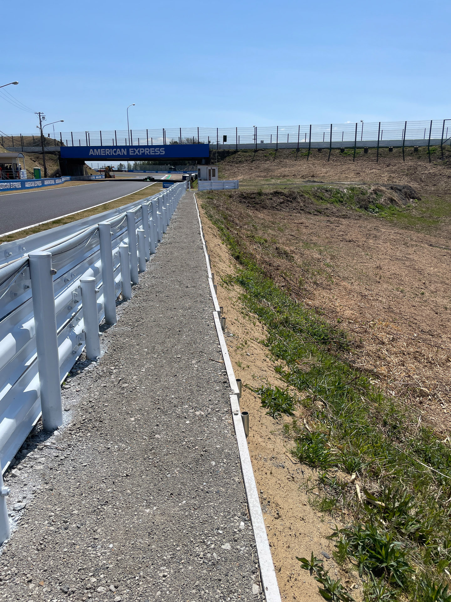 通りたくないフォトグラファーエリアのベスト3に入っていた「立体交差」～「ヘアピンイン側」が、盛り土をして通路ができていた