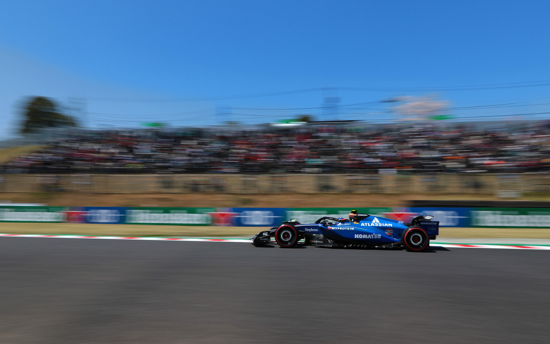 I席常設スタンドをバックに焦点距離16mm、シャッター速度1/60秒で撮影