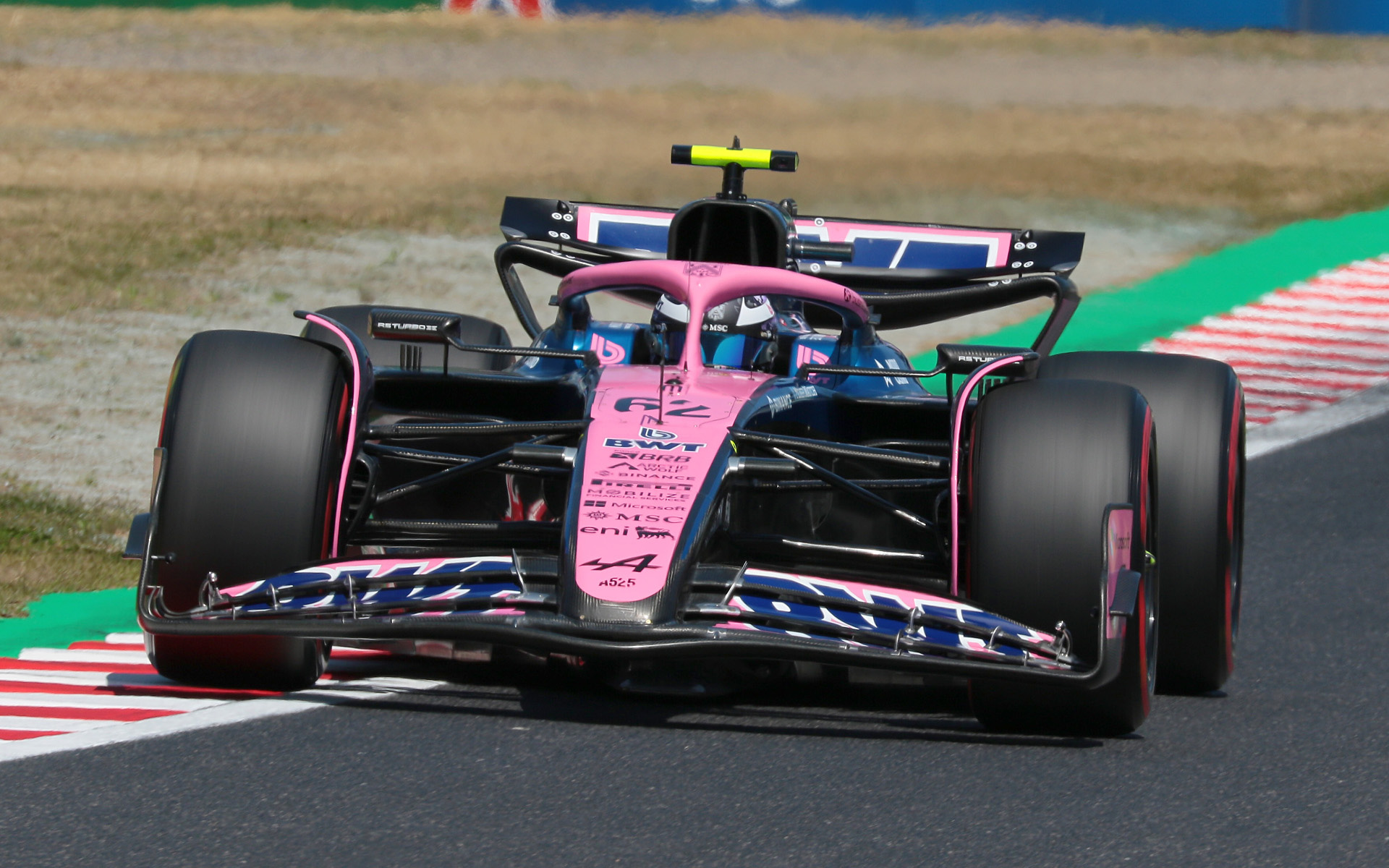 ヘアピンを縁石に沿って立ち上がる平川選手。もう1枚は先ほどの角田選手の写真。焦点距離400mm、シャッター速度1/500秒で撮影