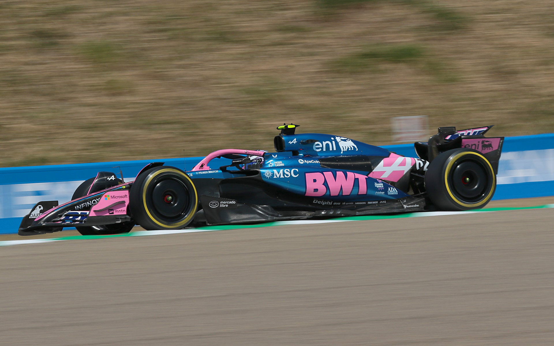 どの記事で使用されるかは不明だが、ギリギリで納品。焦点距離148mm、シャッター速度1/125秒で撮影