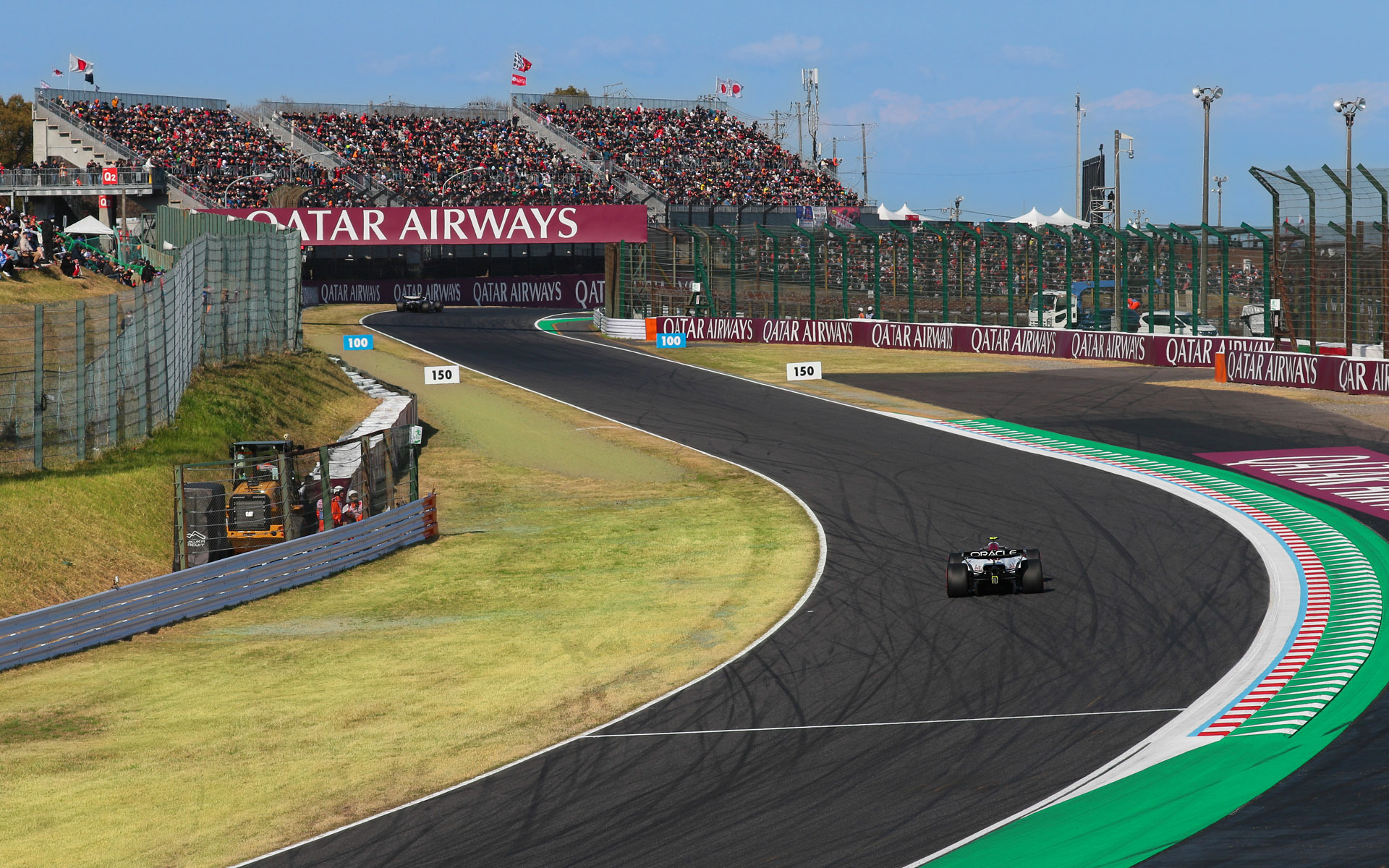 赤旗が出てピットに戻るマシンを焦点距離100mm、シャッター速度を1/500秒で撮影