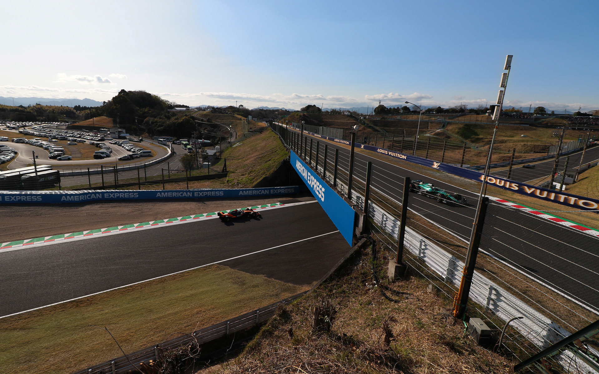 赤旗が出てあわてて移動。立体交差の上下にマシンが写る絵が初めて撮れた。焦点距離10mm、シャッター速度を1/1000秒