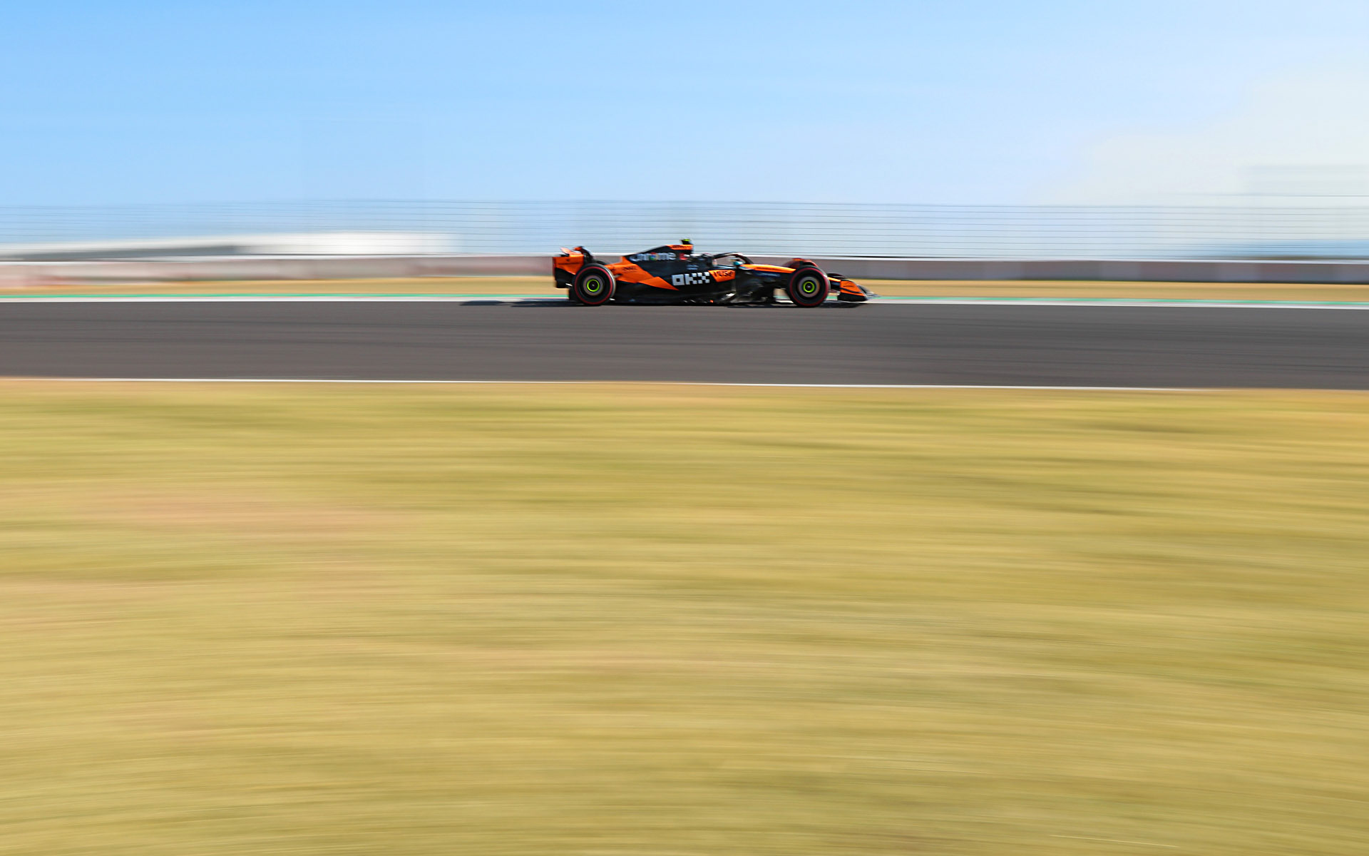 デグナーの短いストレート区間を焦点距離24mm、シャッター速度1/30秒で撮影