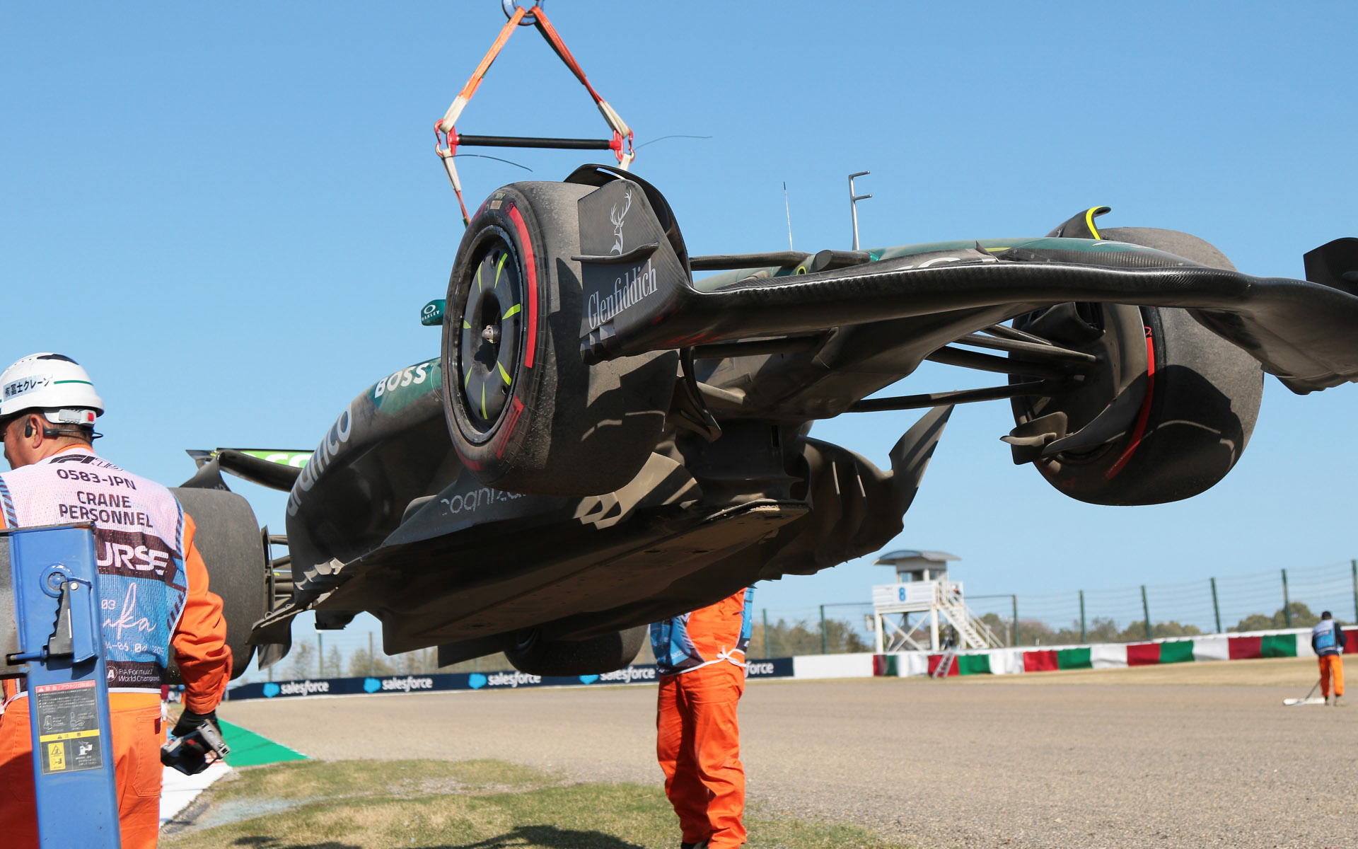 バス待ちをしているとアロンソ選手のマシンをトラックに積む作業が始まった。貴重？なマシン底面が見える