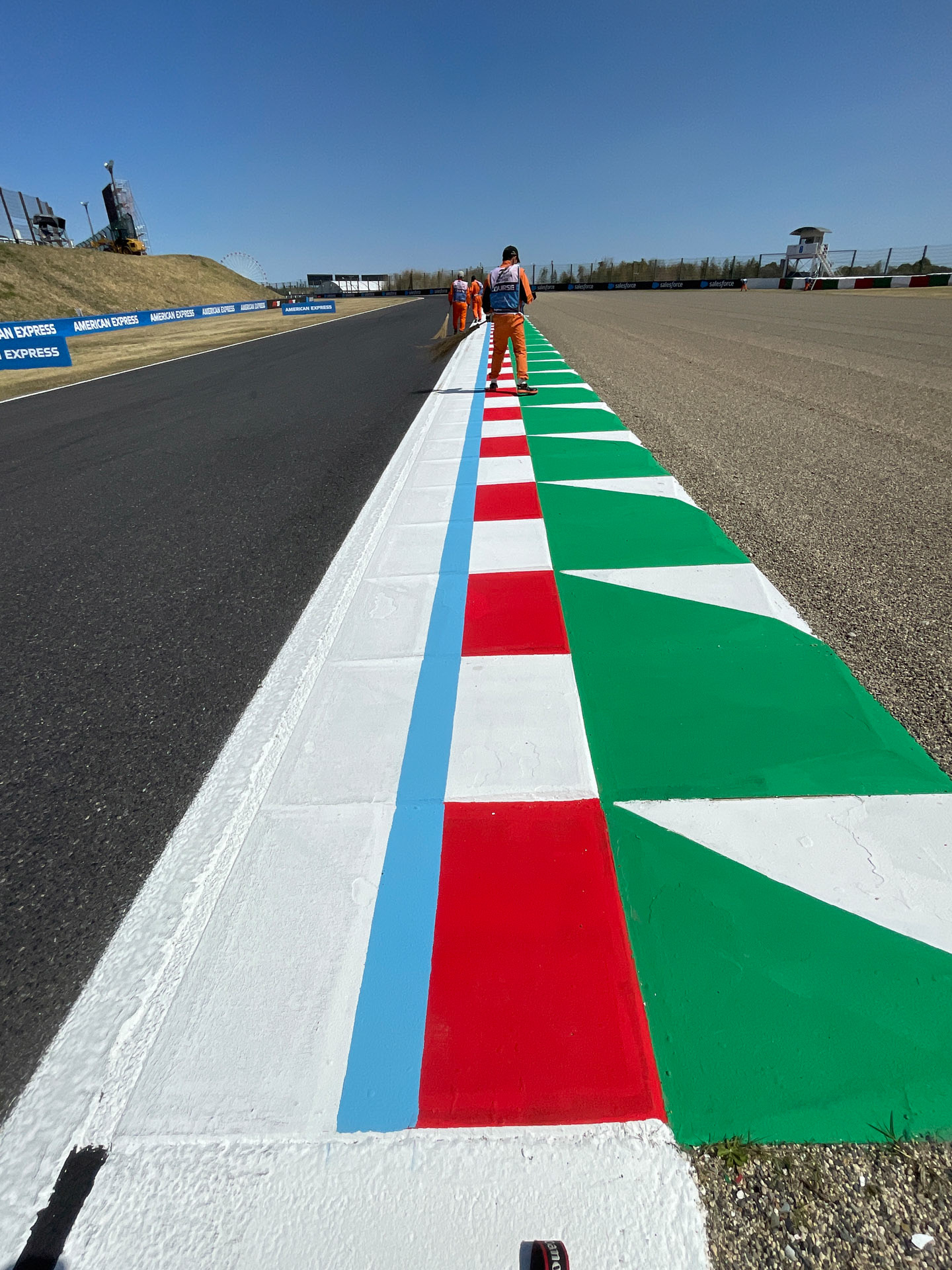 デグナー中間の新ペイントの縁石。トラックリミットを超えやすいデグナー2つ目立ち上がり、スプーンなどもこのペイント（FP1のバス待ち時に撮影）