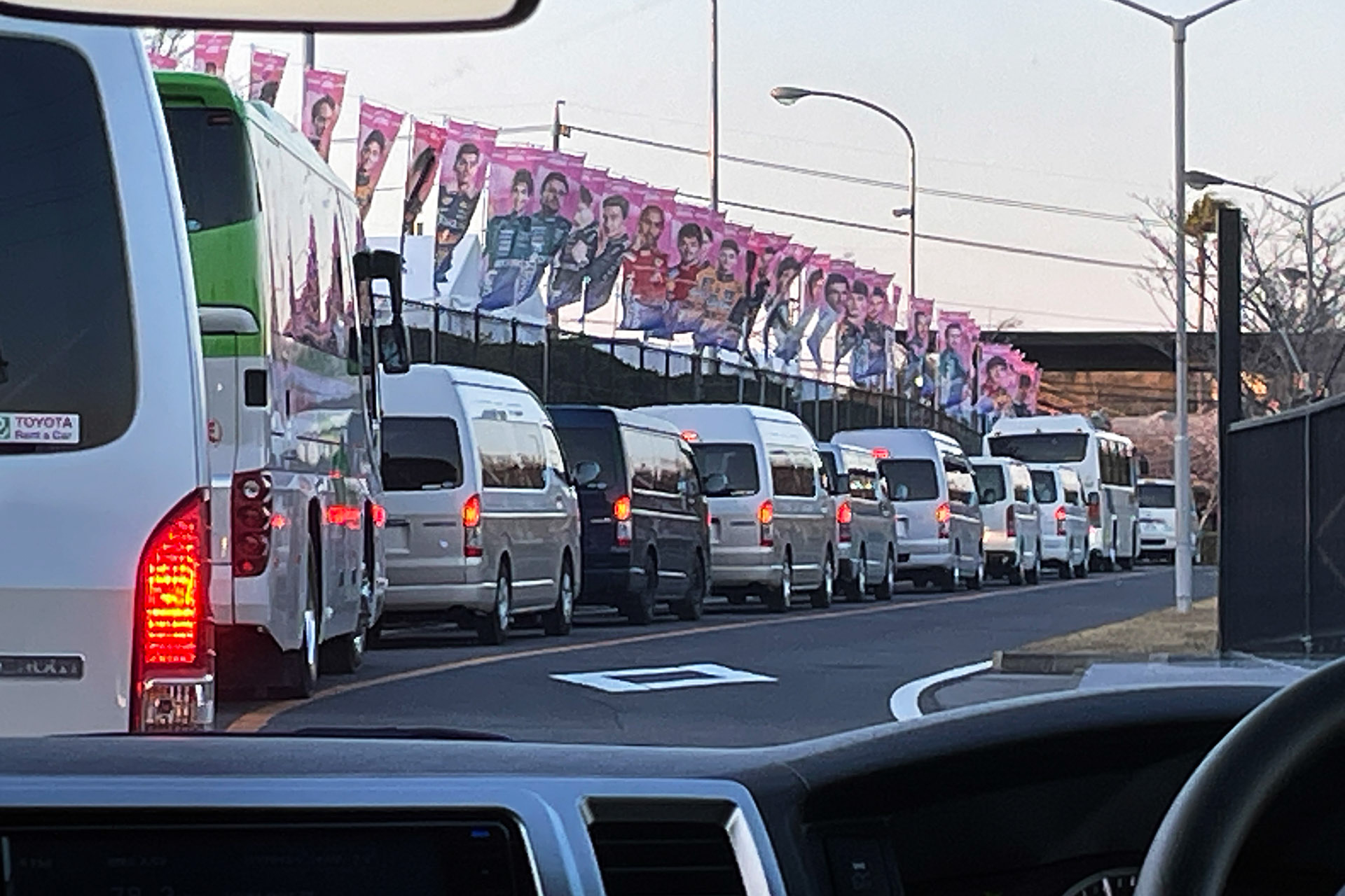 シャトルバスはサーキット道路に出る手前からサーキット前交差点まで渋滞