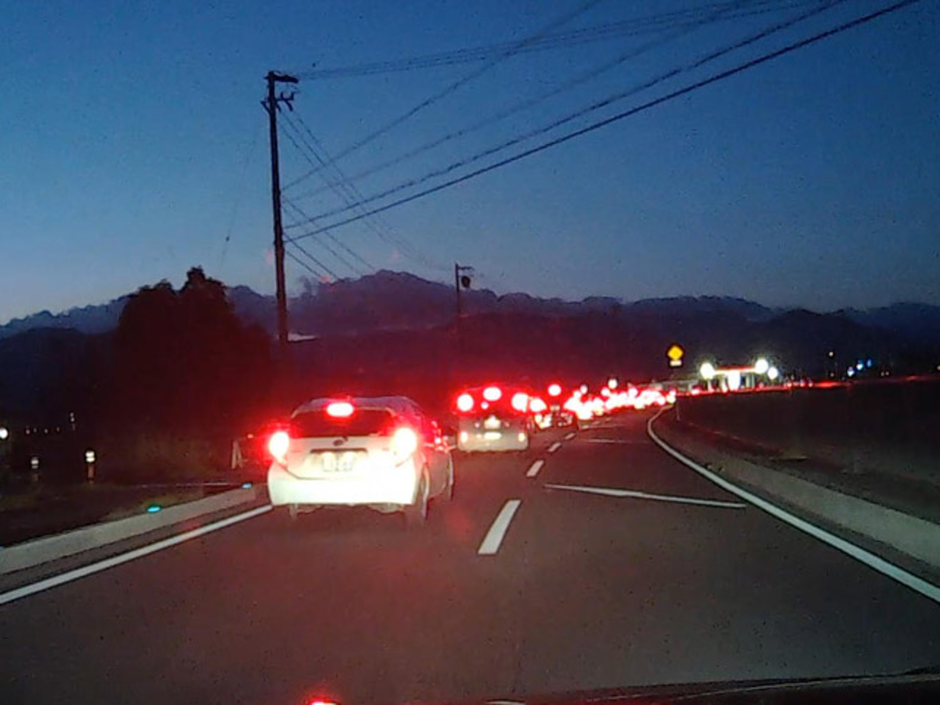 鈴鹿IC手前、1車線になる辺りから渋滞