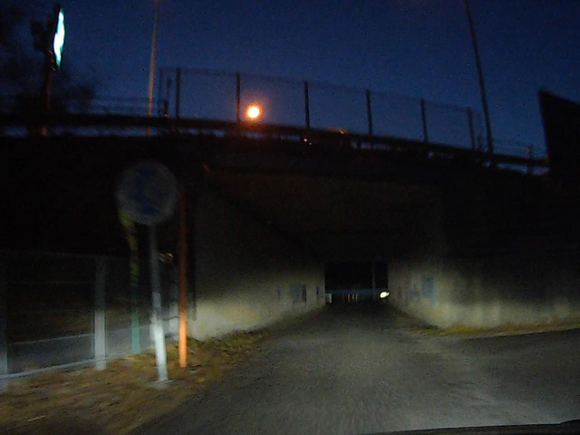 前日と同様、東名阪の下をくぐって北側へ