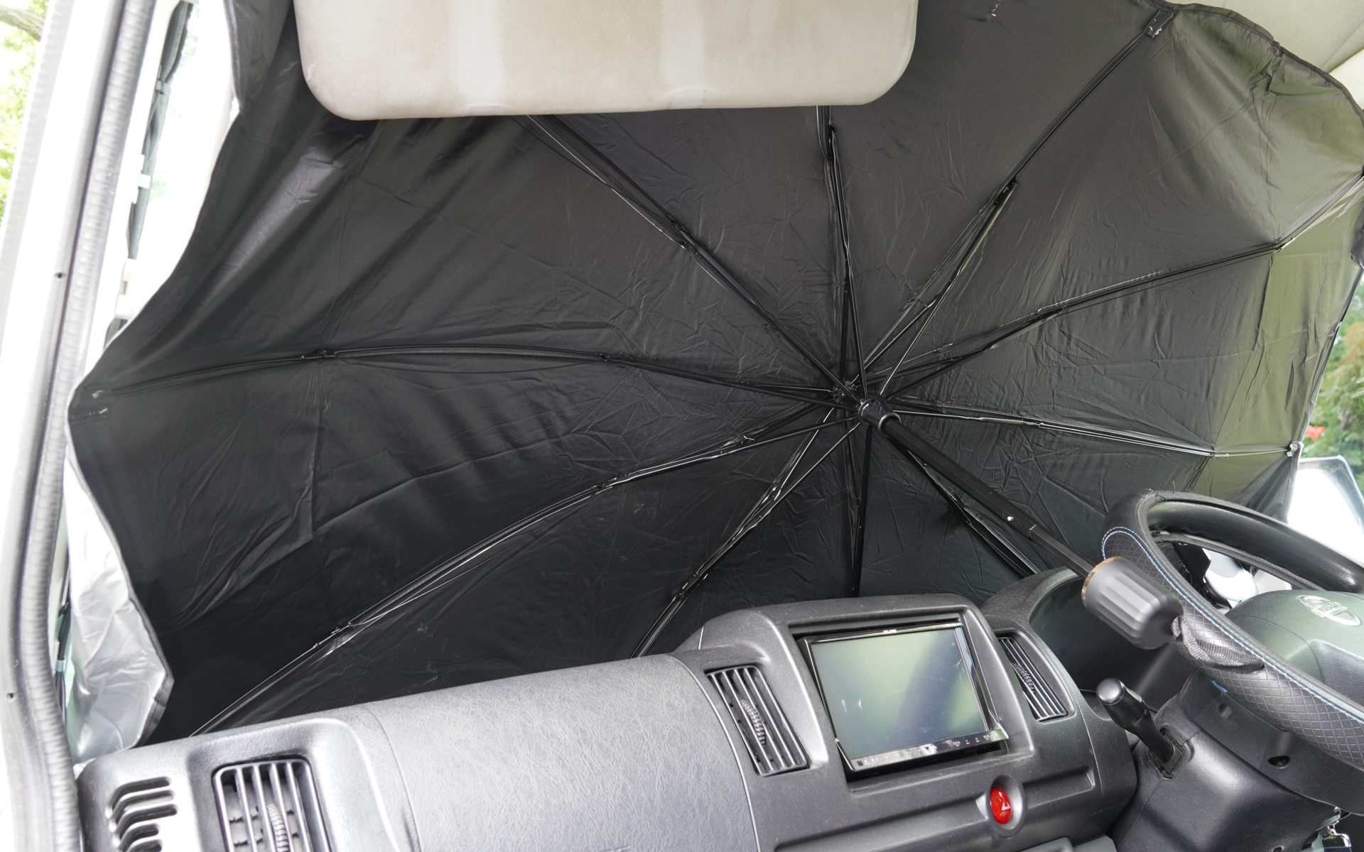 ワイドを無理矢理、軽バンに付けてみたがはみ出してしまい、バイザーで押さえつけるのも難しい