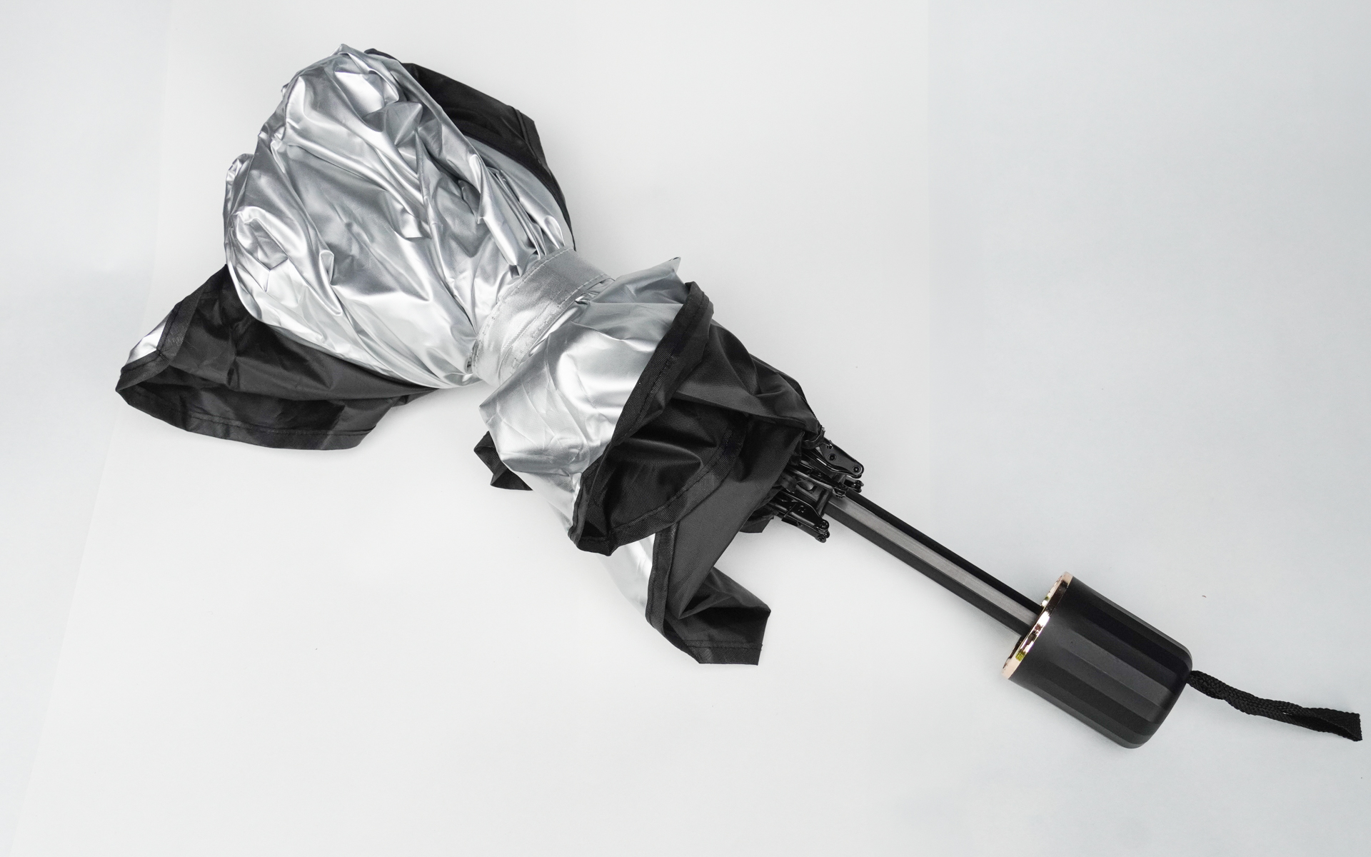 折りたたんだところ。きちんとたたまないとぐちゃぐちゃ気味だが、柄も短くできてコンパクトになる