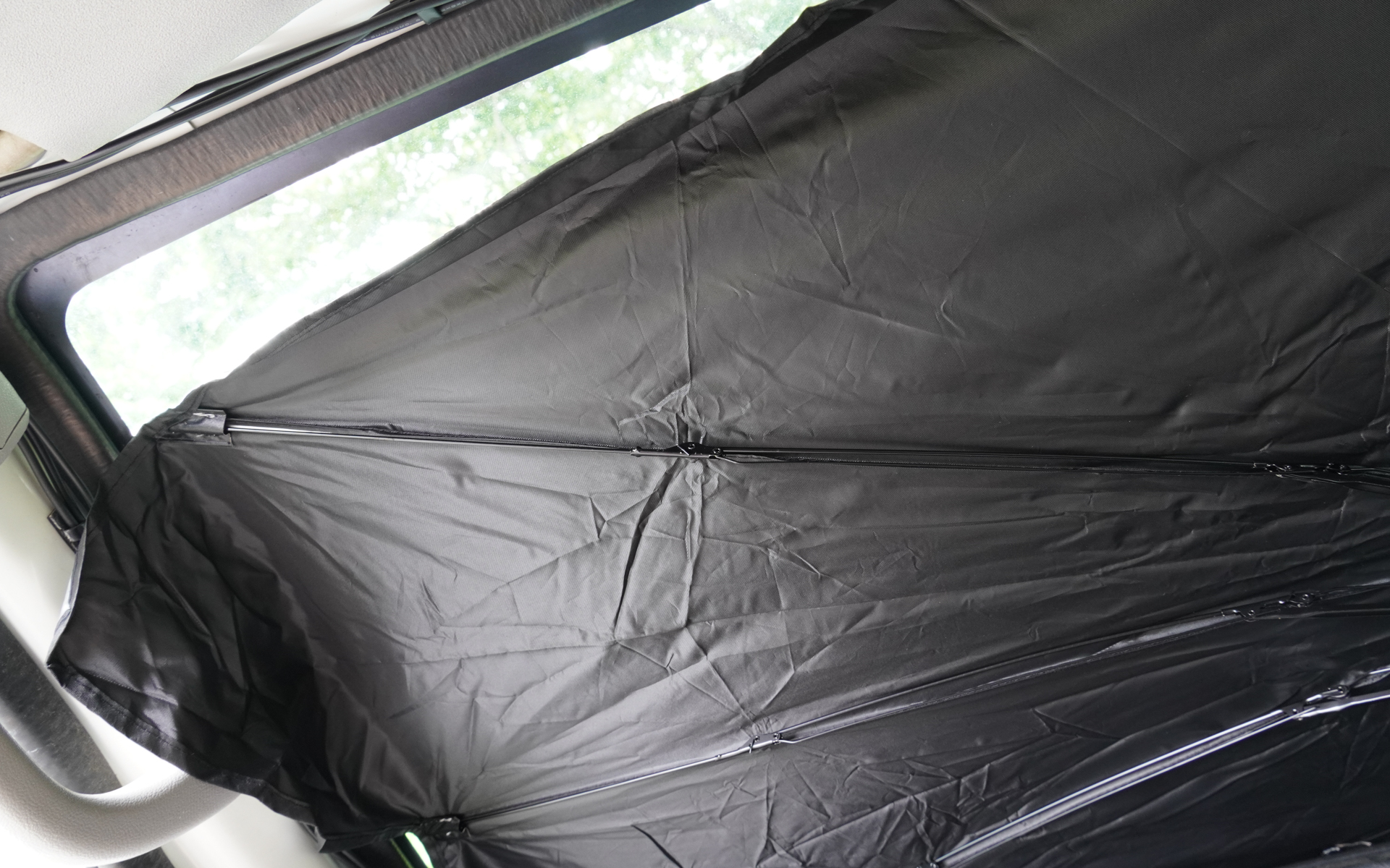 コーナーまで骨が入っているため、サイズが合うとコーナーまでおおうことができる