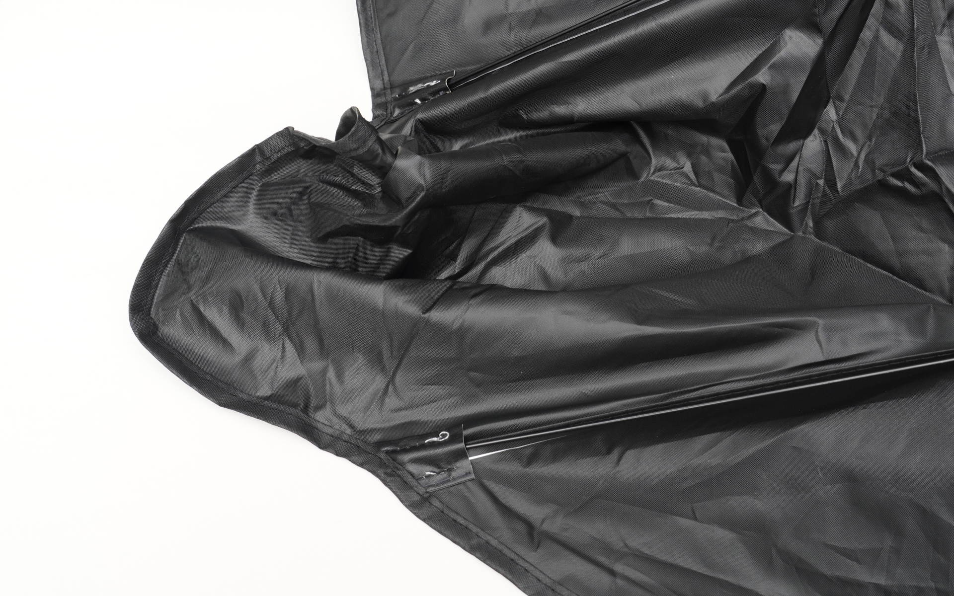 骨組みの先端は幕でおおわれるためとがってはいないが、幕から外れればとがった骨になり、反対側には幕がないので内装に当たる恐れもある