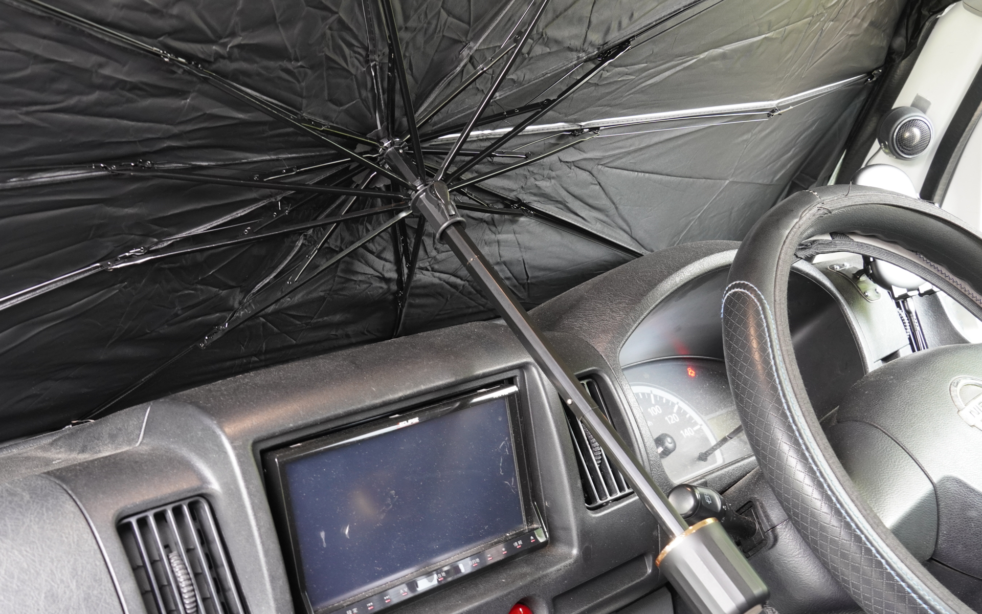 ガラスの角度が立っていると大丈夫だが、ガラスが寝ているとナビのディスプレイに柄が当たる