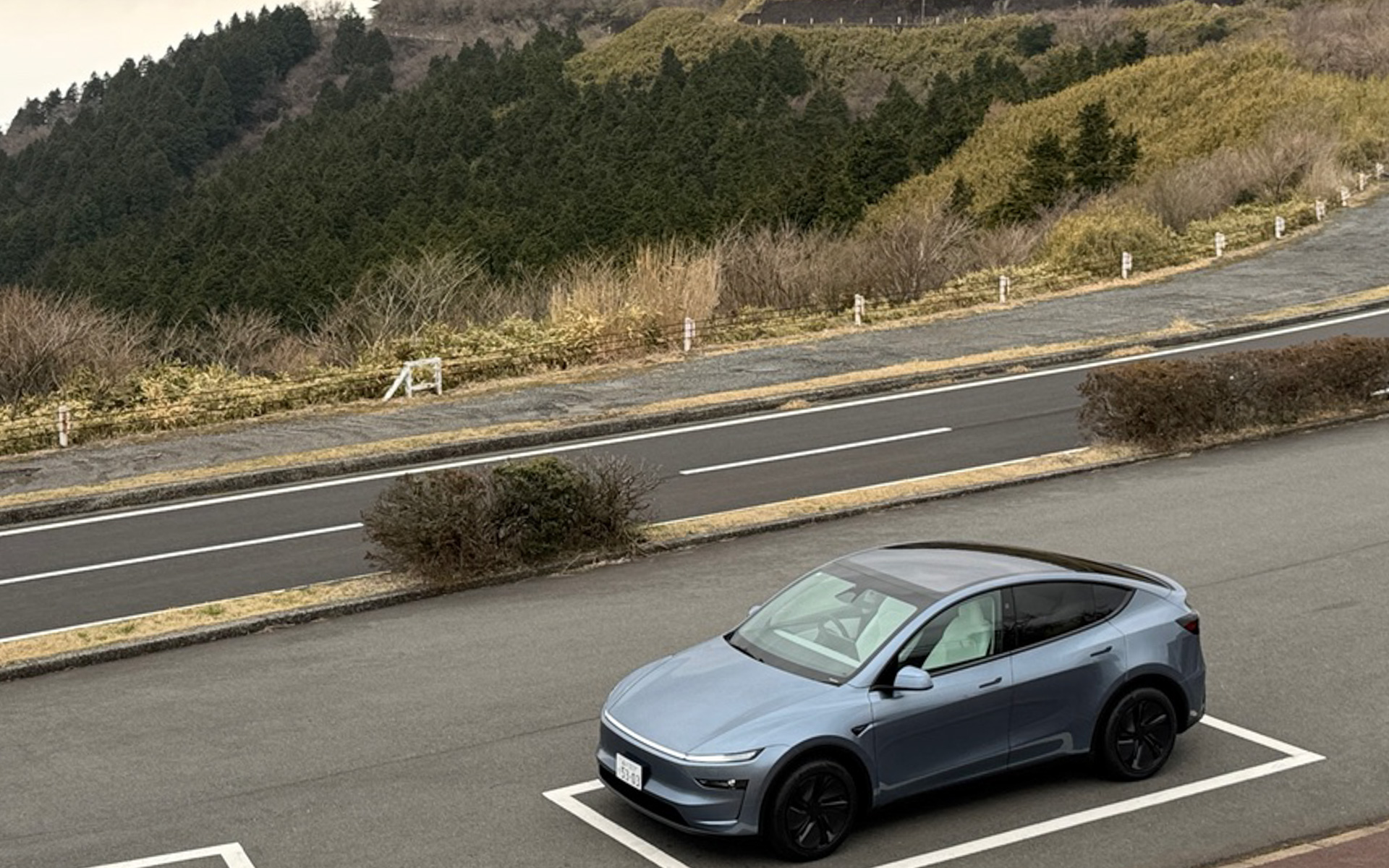 新しくなったモデルYは、RWDが558.7万円〜、ロングレンジAWDが647.6万円〜となっています